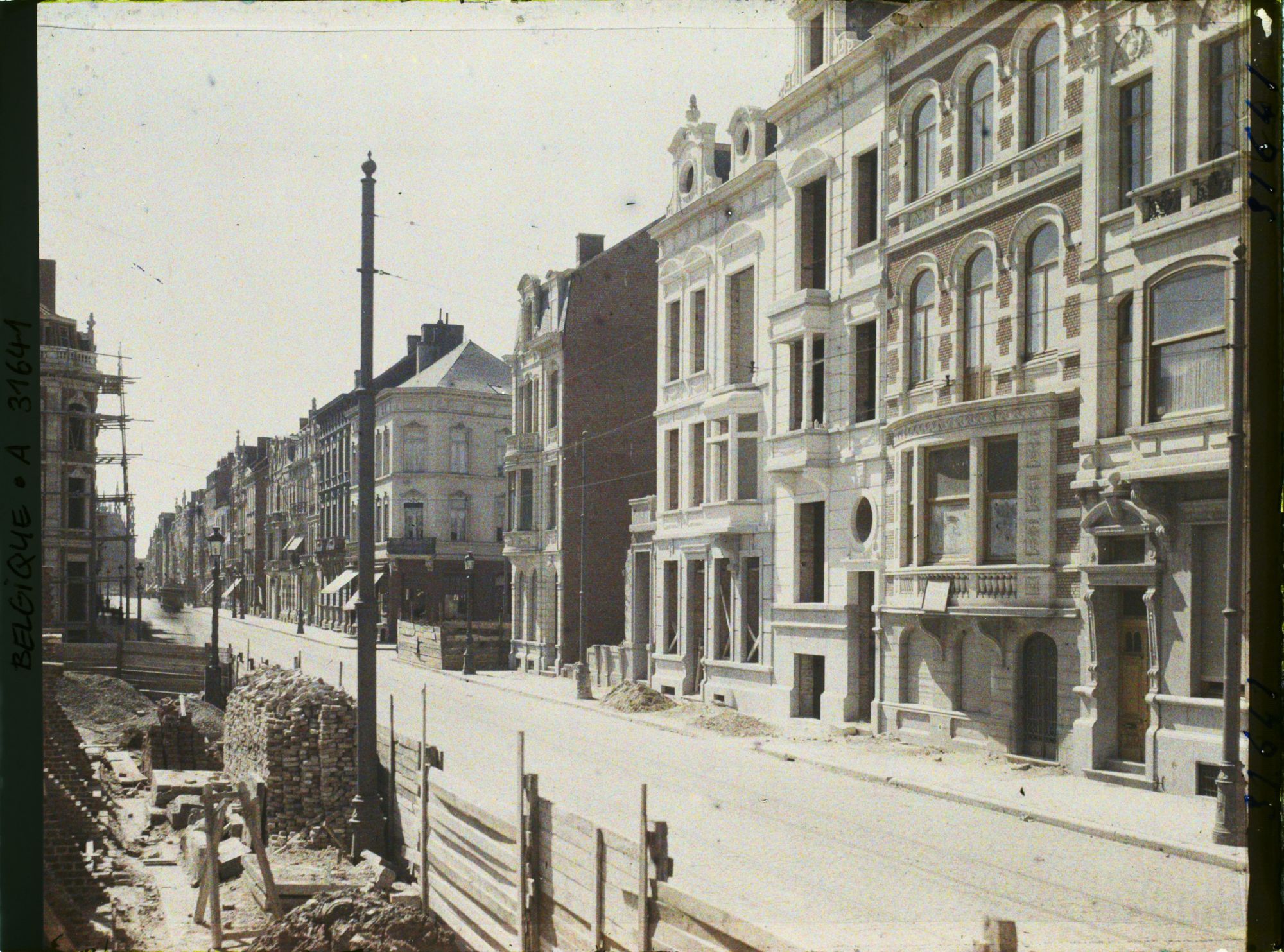 Image représentant Belgique, Louvain, La Rue des Alliés reconstruite vers l'Hôtel de Ville