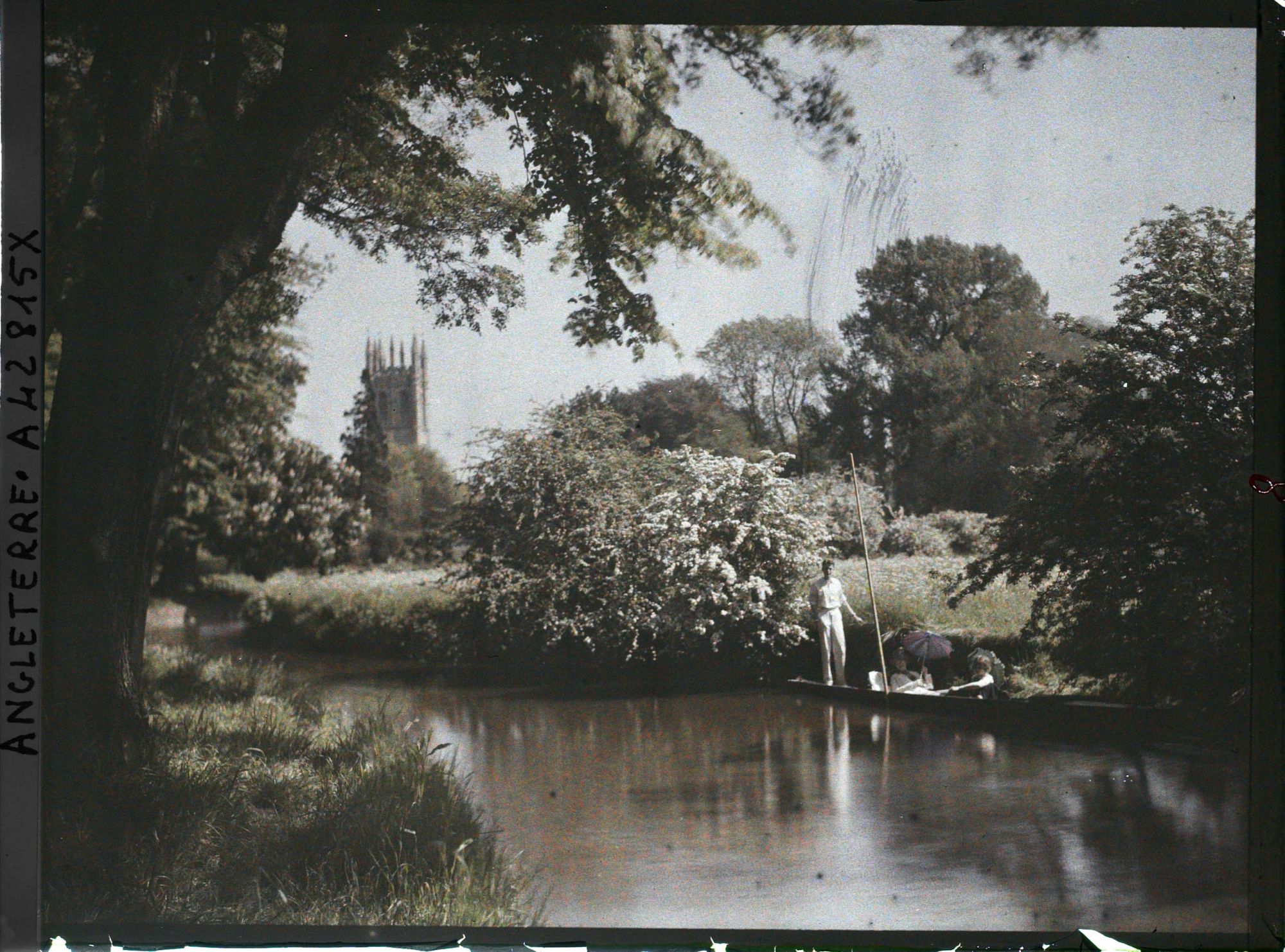 Image représentant Personnes sur une embarcation au bord du fleuve isis. Au fond, la tour du Magdalen College
