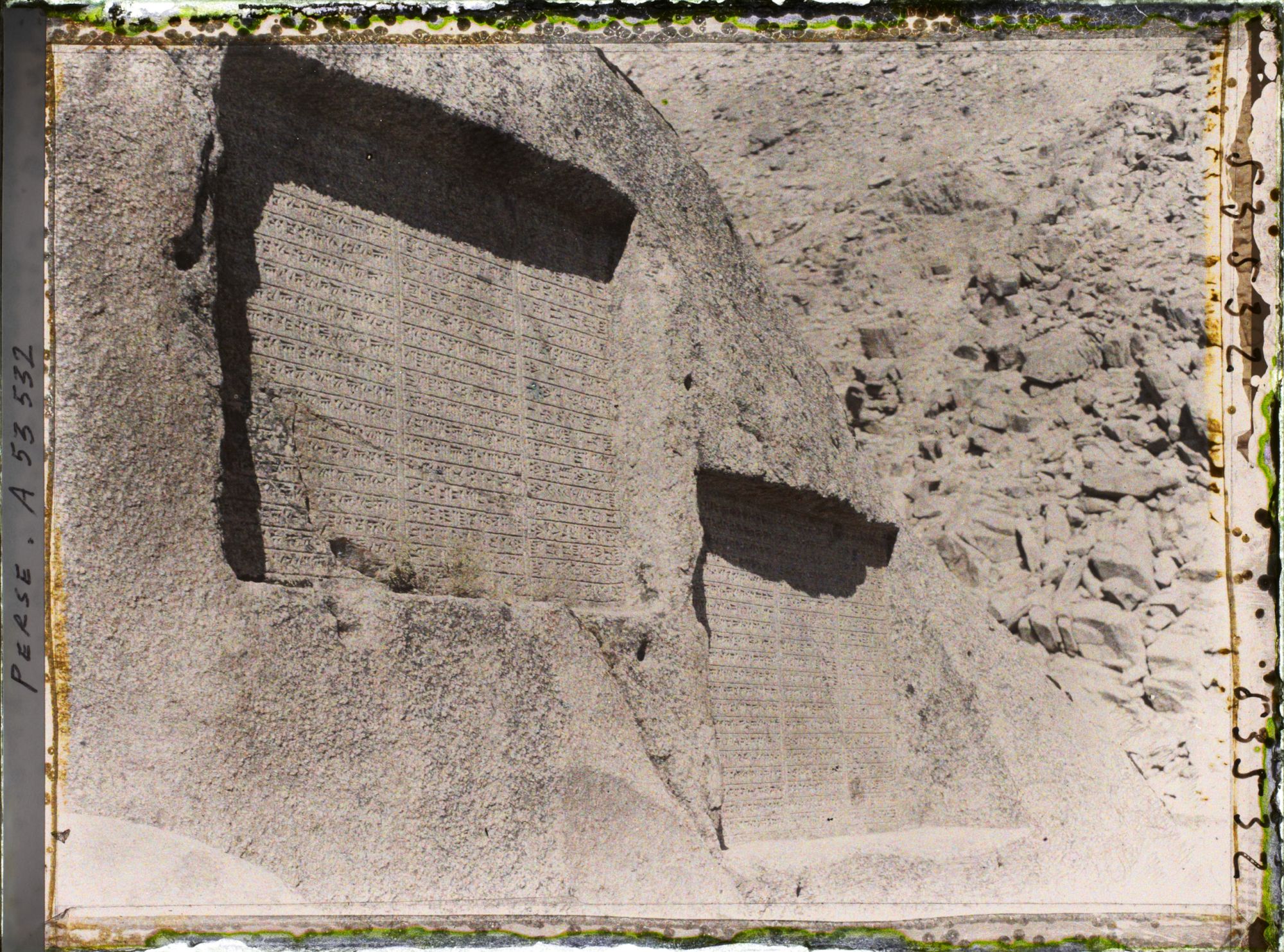 Image représentant Les inscriptions antiques Ganj-Nameh (le livre du trésor), sur les flancs du Kuh-e Alvand