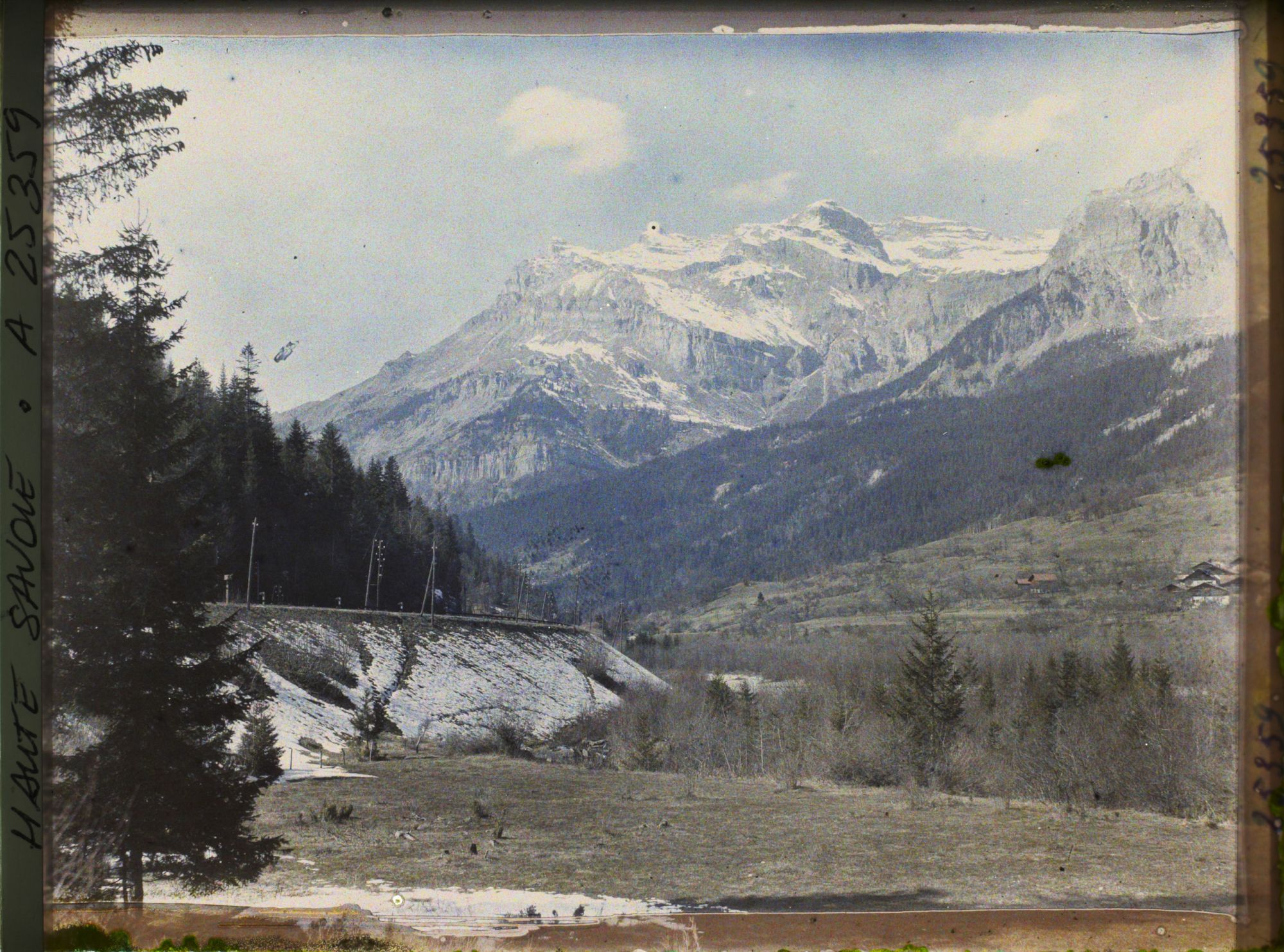 Image représentant France Les Alpes, Vallée de Chamonix ; Village de Servoz, la Vallée de l'Arve et la pointe de Plate