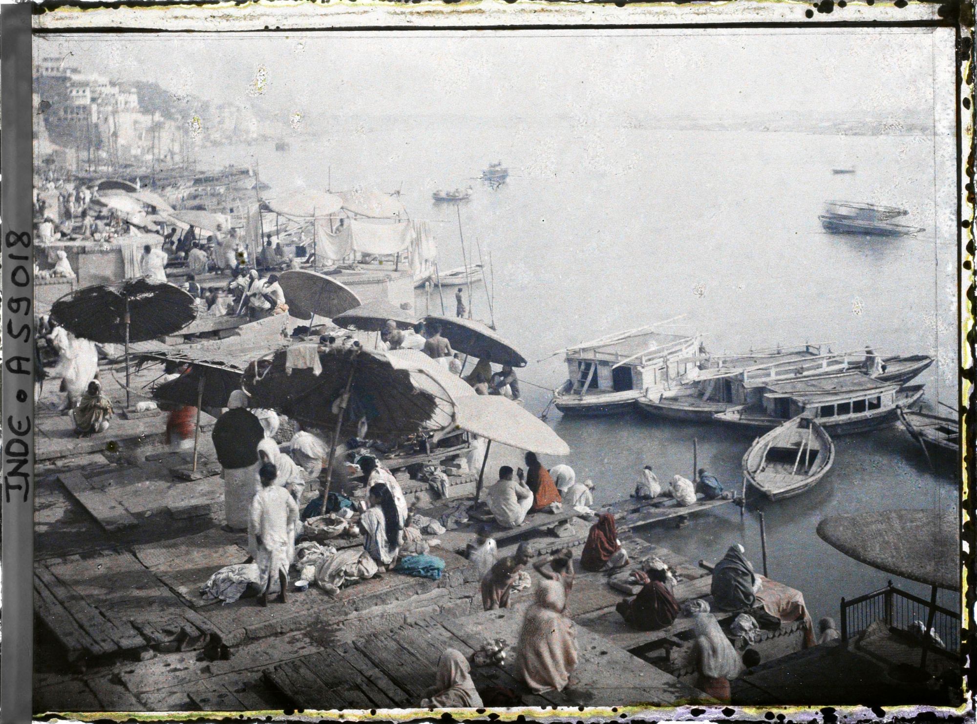 Image représentant Les escaliers (ghats) au bord du Gange