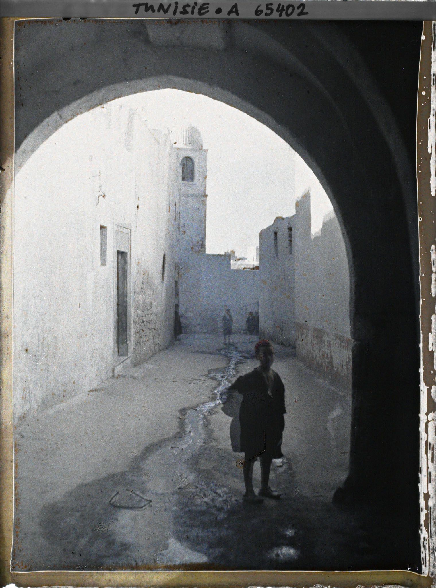 Image représentant Un jeune garçon dans une vieille rue de la médina