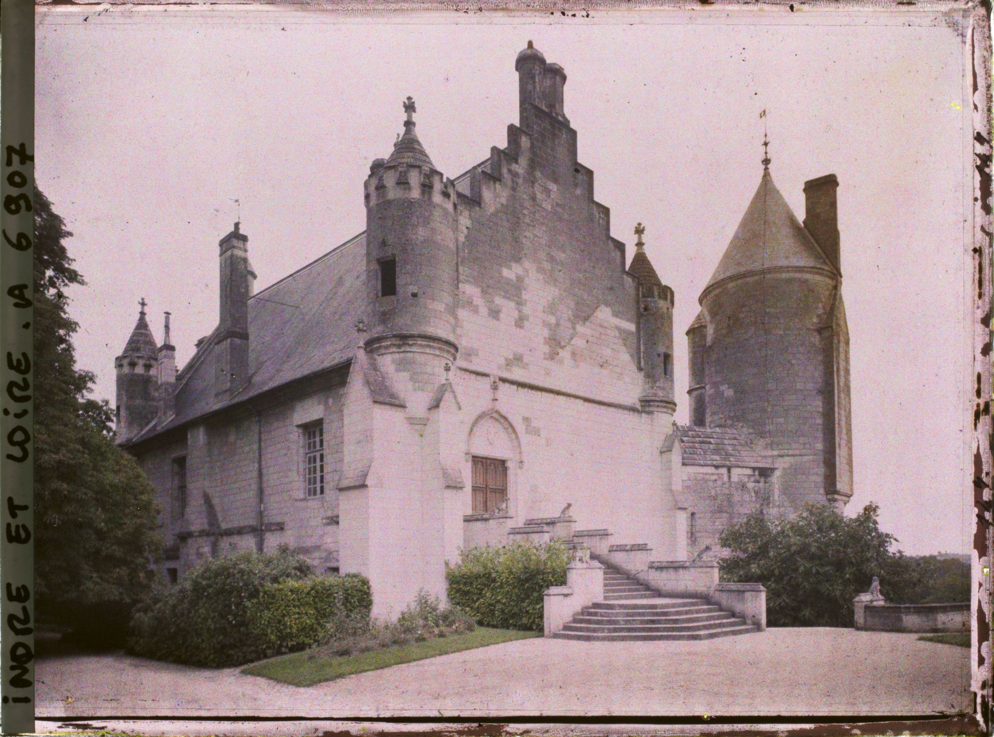 Image représentant La façade orientale du logis royal et le donjon du château