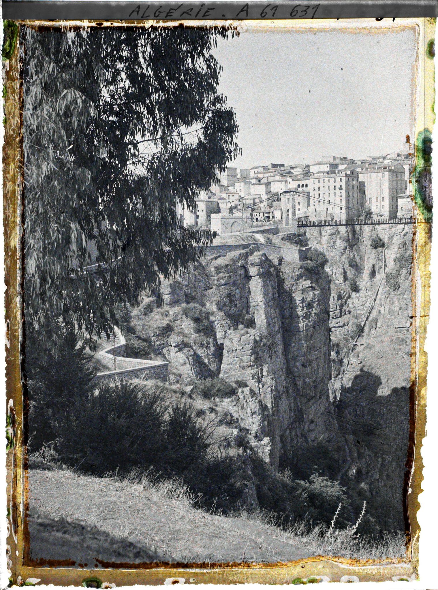 Image représentant Algérie, Constantine, Gorges du Rhumel vers la passerelle