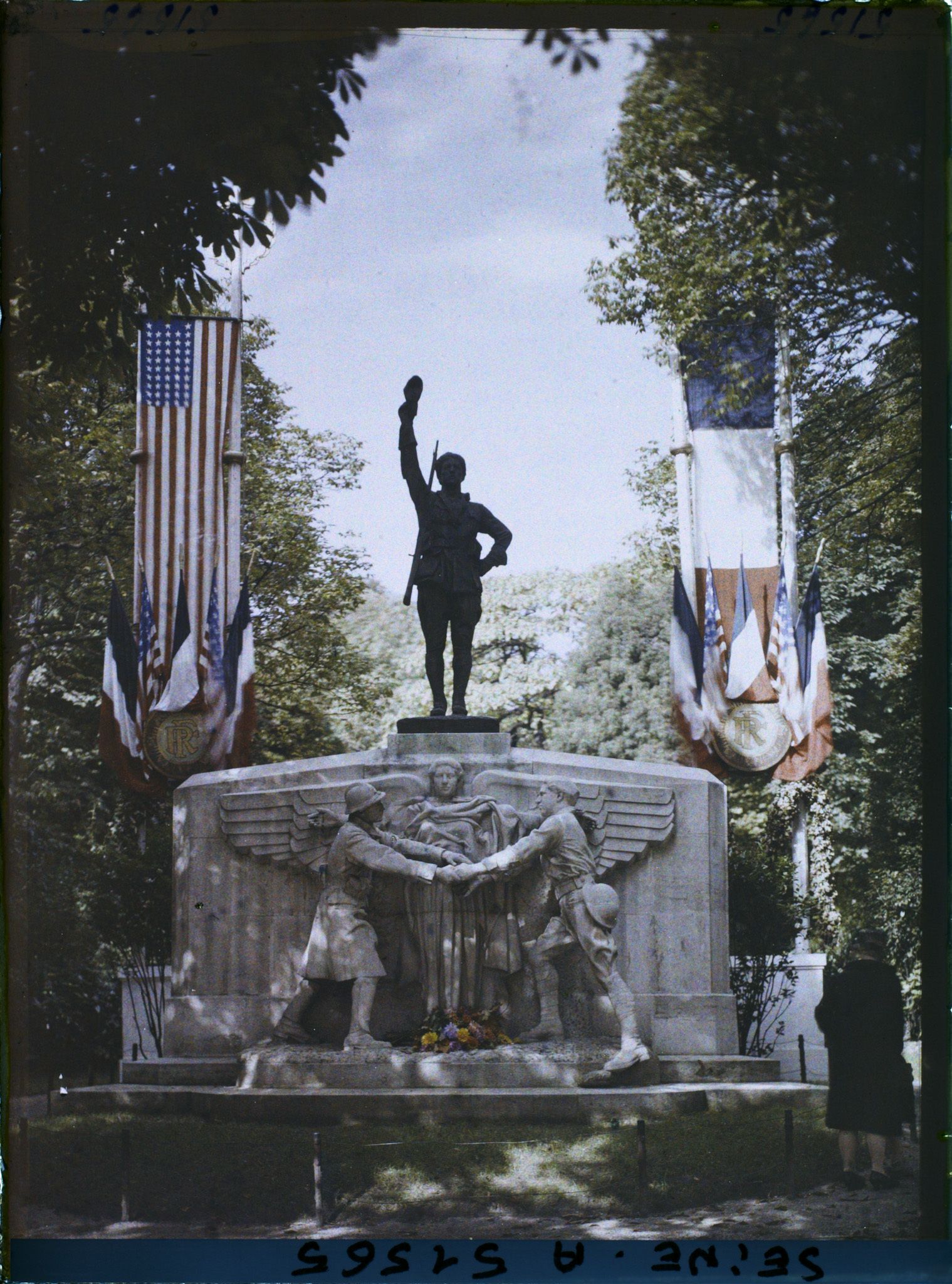 Image représentant Monument aux volontaires américains place des États-Unis décoré pour le 9ème congrès de la Légion Américaine (American Legion)