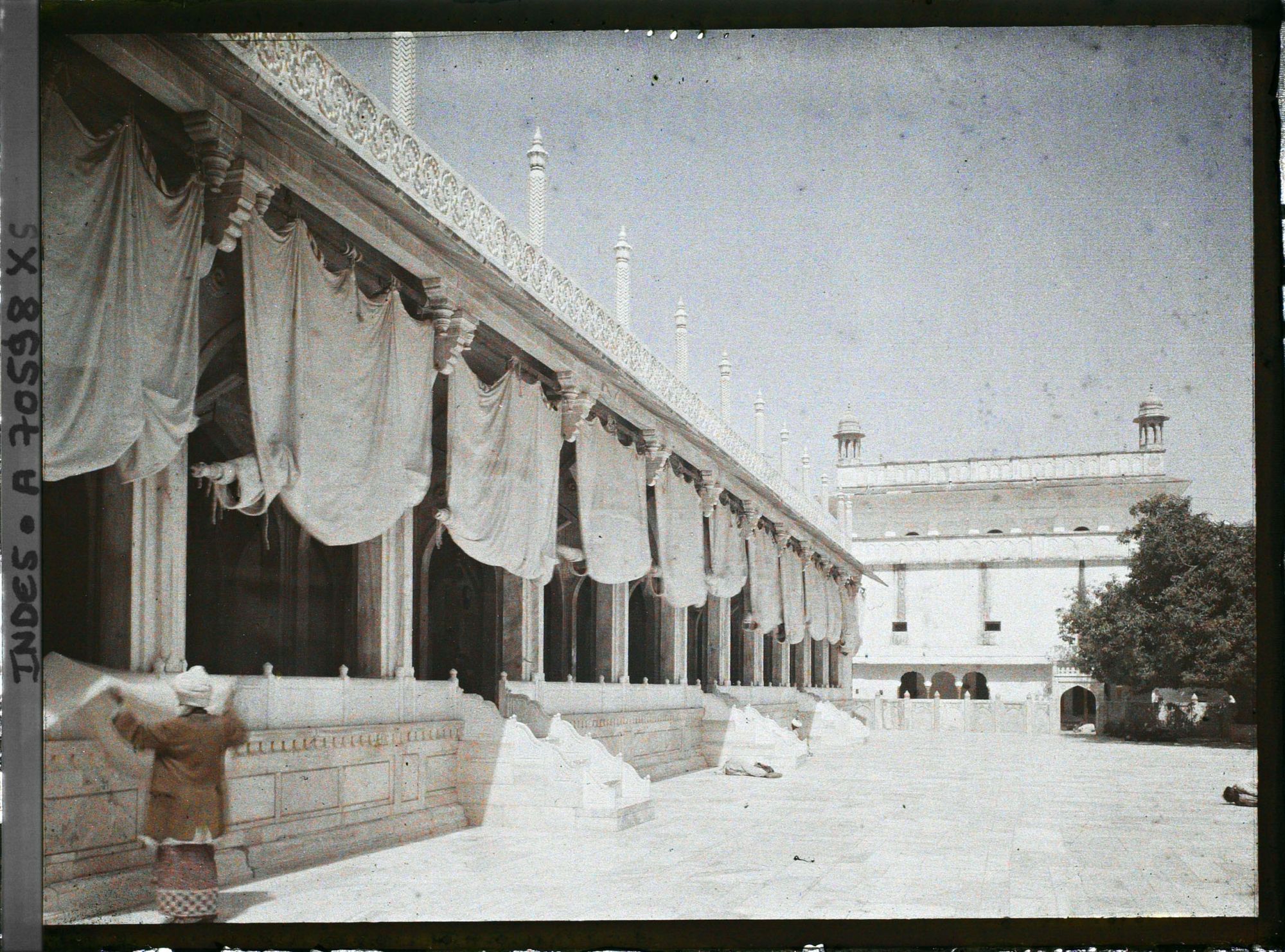 Image représentant La façade de la mosquée dans le dargâh Sharif