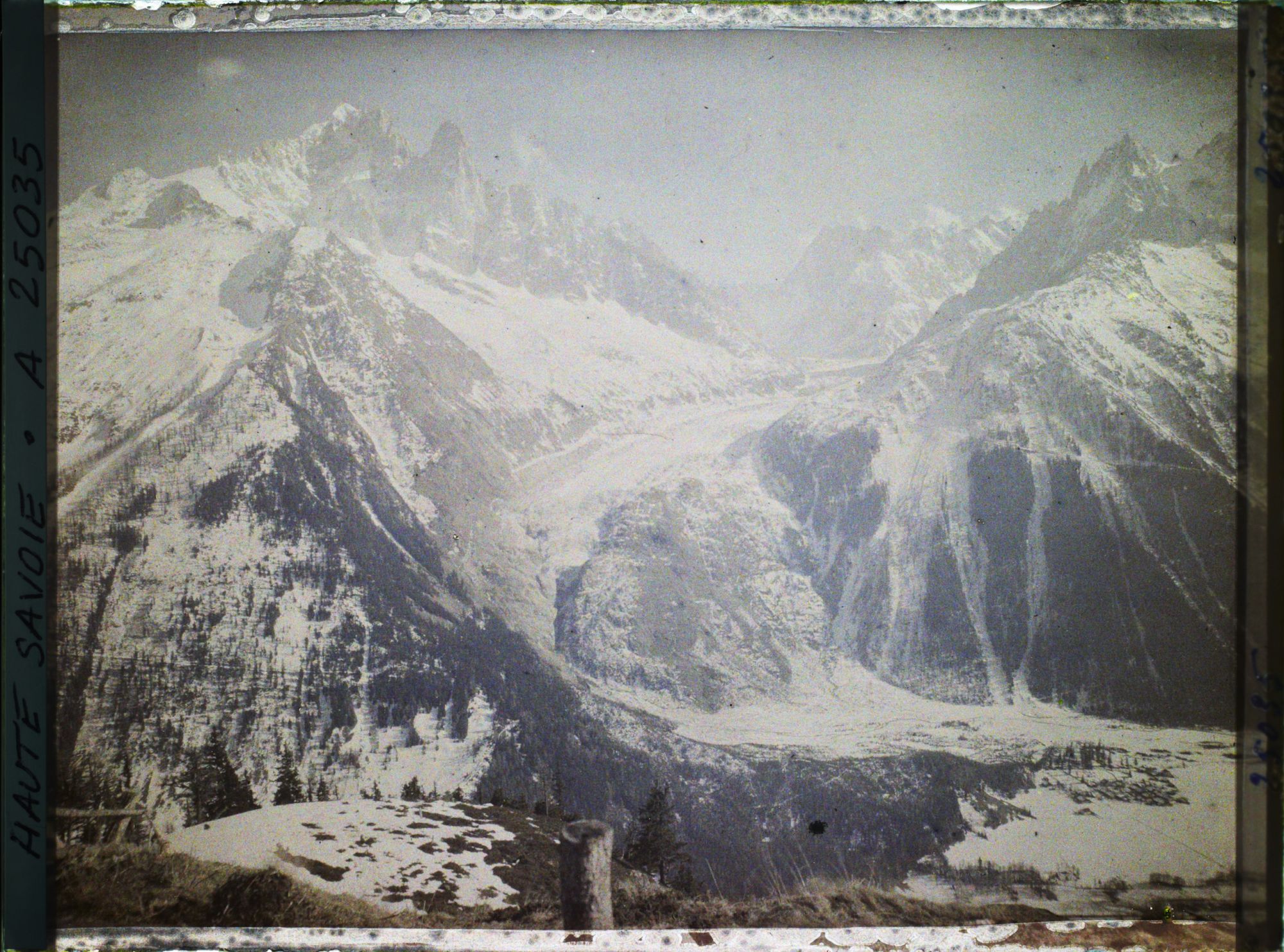 Image représentant France Les Alpes, Vue prise de la Flégère. Vue d'ensemble de l'aiguille Verte, du Dru, mer de Glace, des Gdes Jorasses, le Mt Mallet, l'aiguille de Charmoz et Aige Blaitière
