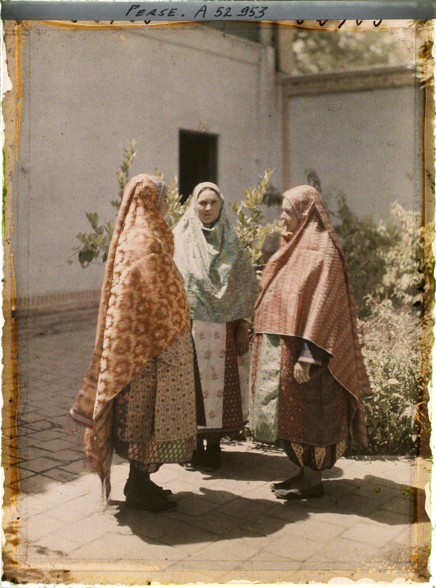 Image représentant Femmes guèbres en costume (traditionnels de profil, moderne de face)
