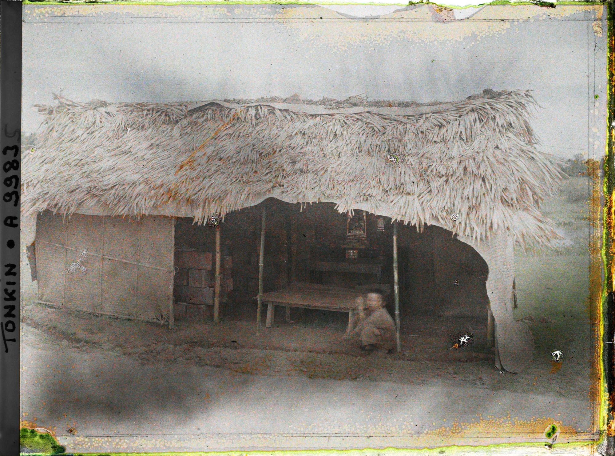 Image représentant Une paillote abritant provisoirement les ossements pendant l'exhumation, lors d'une pratique funéraire (changement de sépulture)