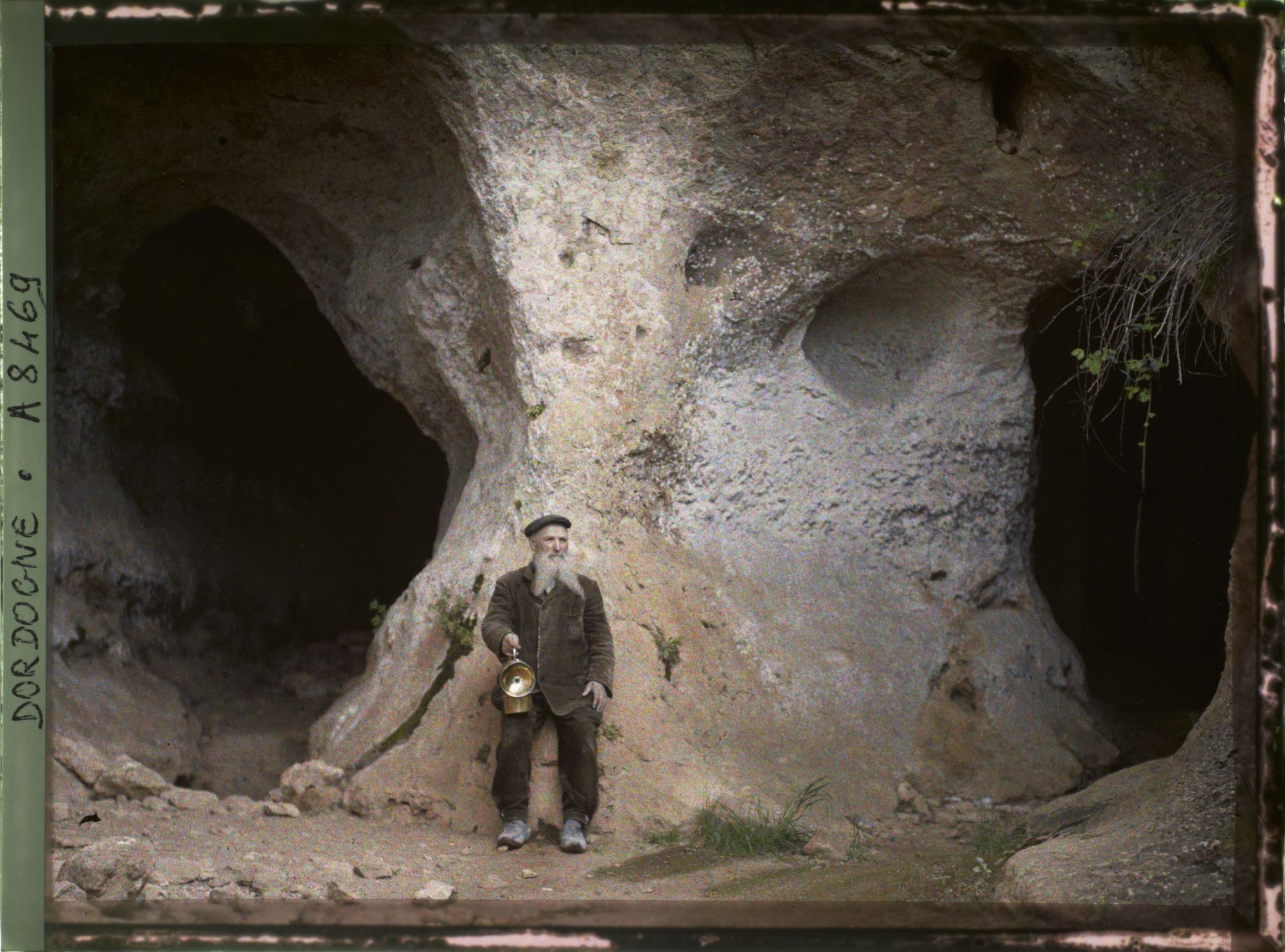 Image représentant France, Les Eyzies, La double entrée du Font de la Gaume