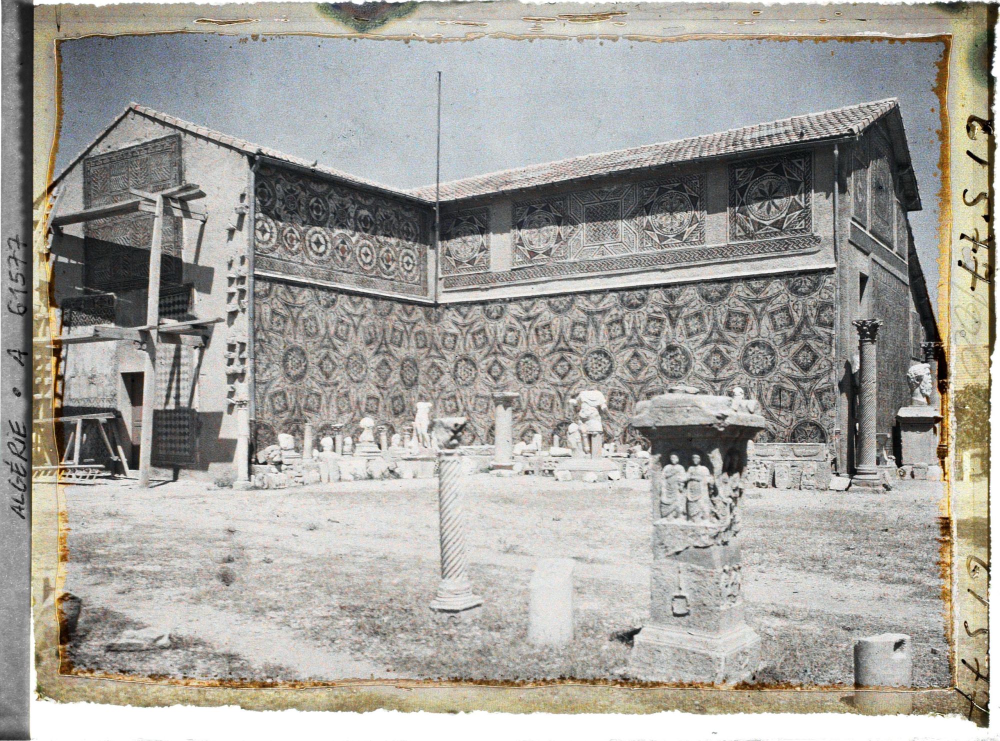 Image représentant Algérie, Djemila, Les murs du Musée revêtus des mosaïques trouvées à Djémila