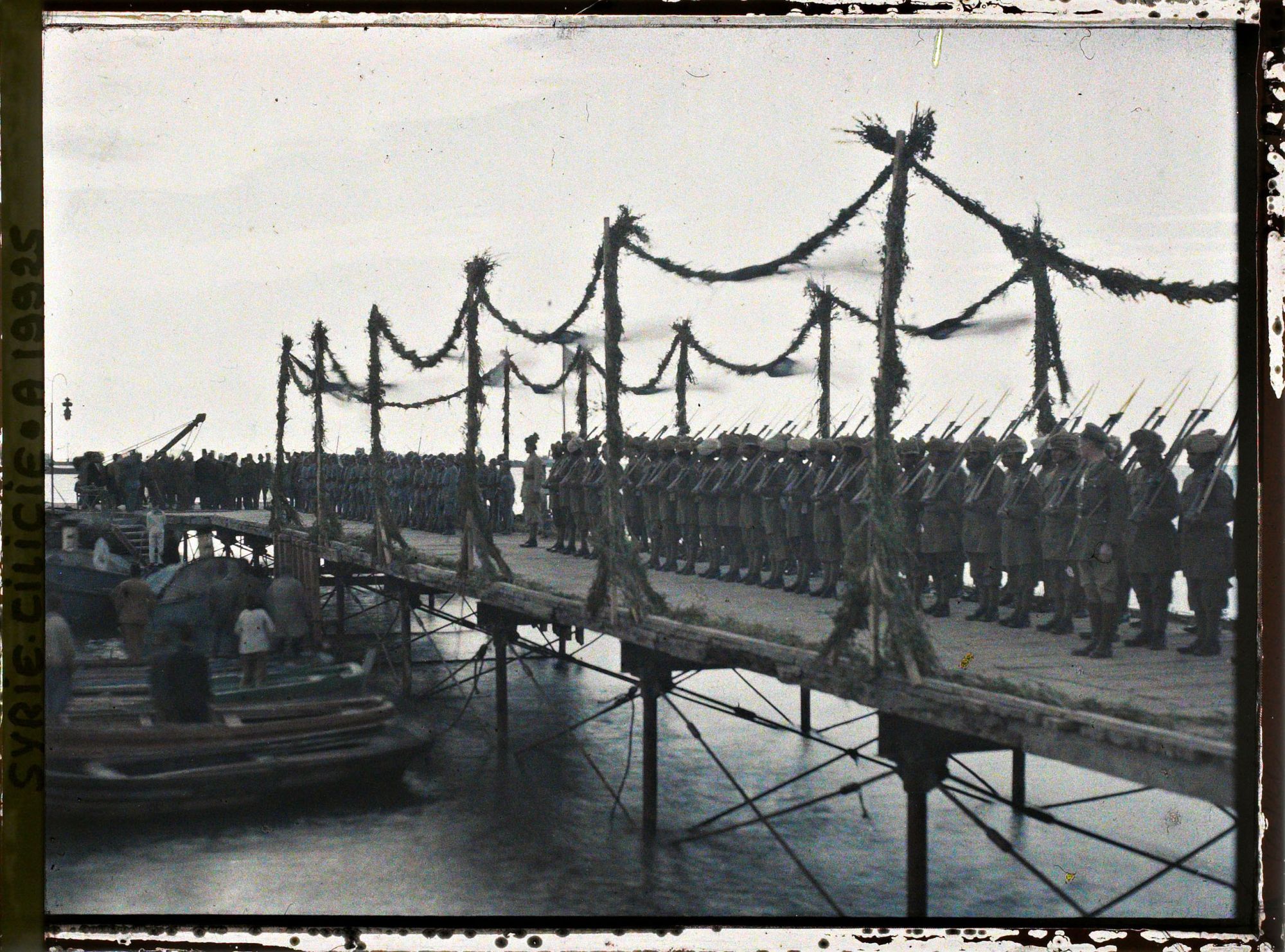 Image représentant Troupes françaises et indiennes à l'arrivée du général Gouraud