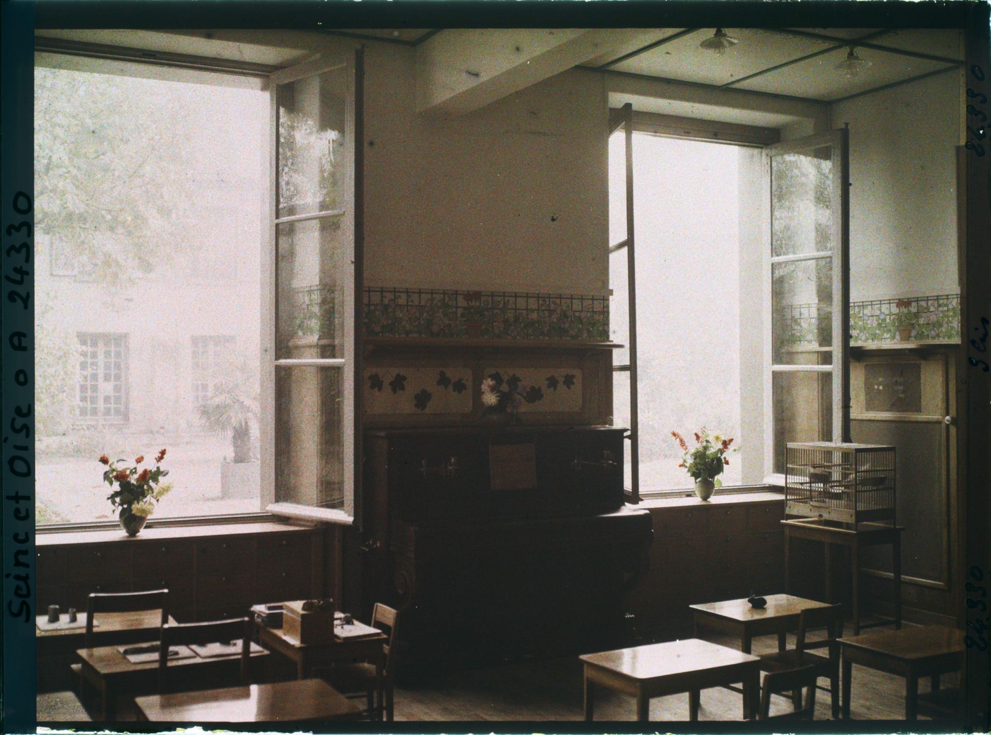 Image représentant Ecole Normale Supérieure de Jeunes filles de Sèvres : Classe enfantine, la grande salle vue vers les jardins