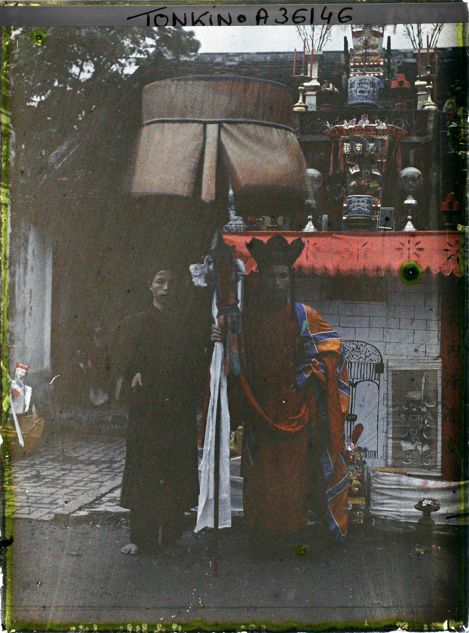 Image représentant Le Thay-phu-thuy devant l'édicule symbolisant la prison infernale