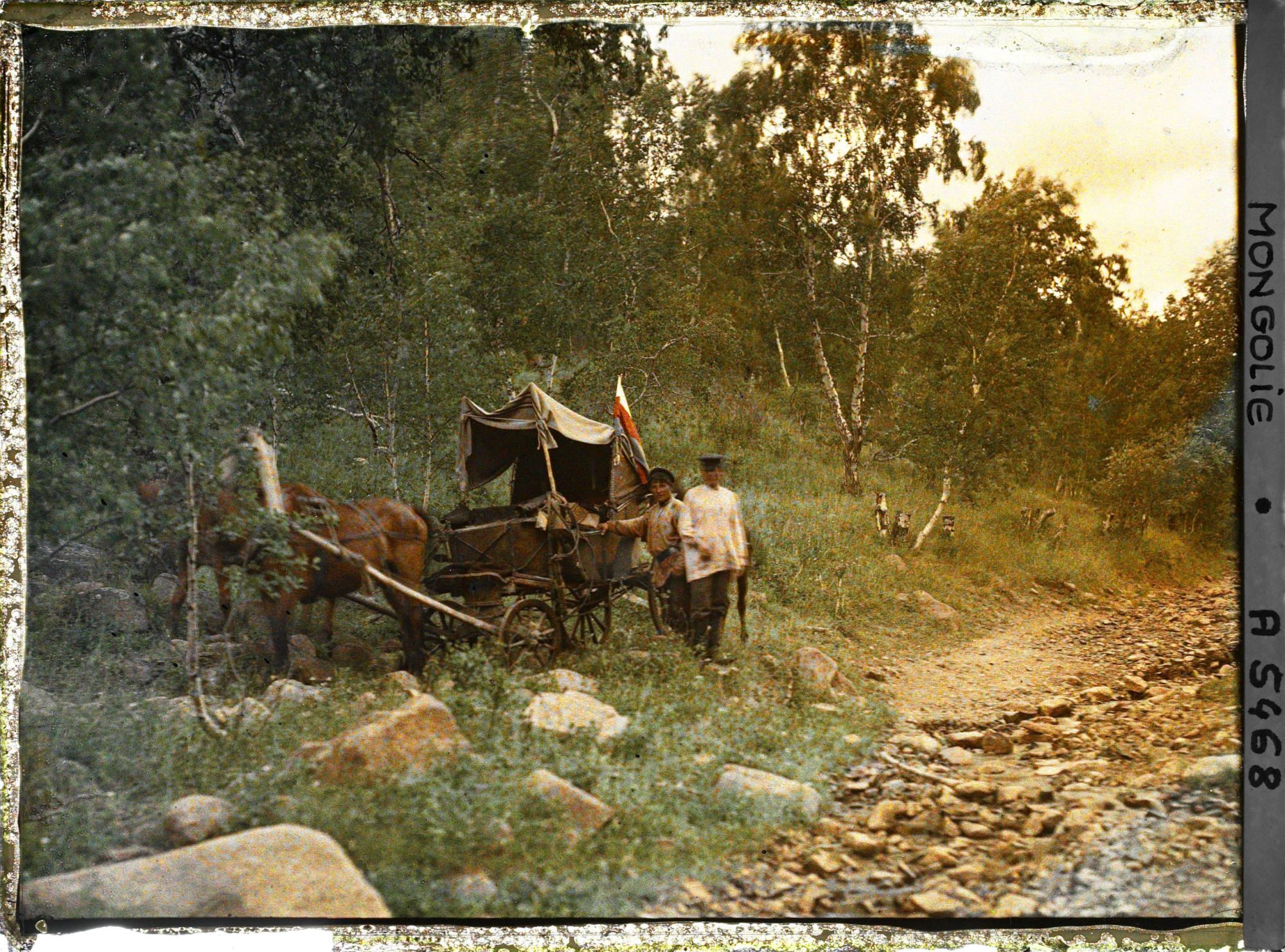 Image représentant Les cochers près de l'une des deux voitures de l'équipage de Stéphane Passet