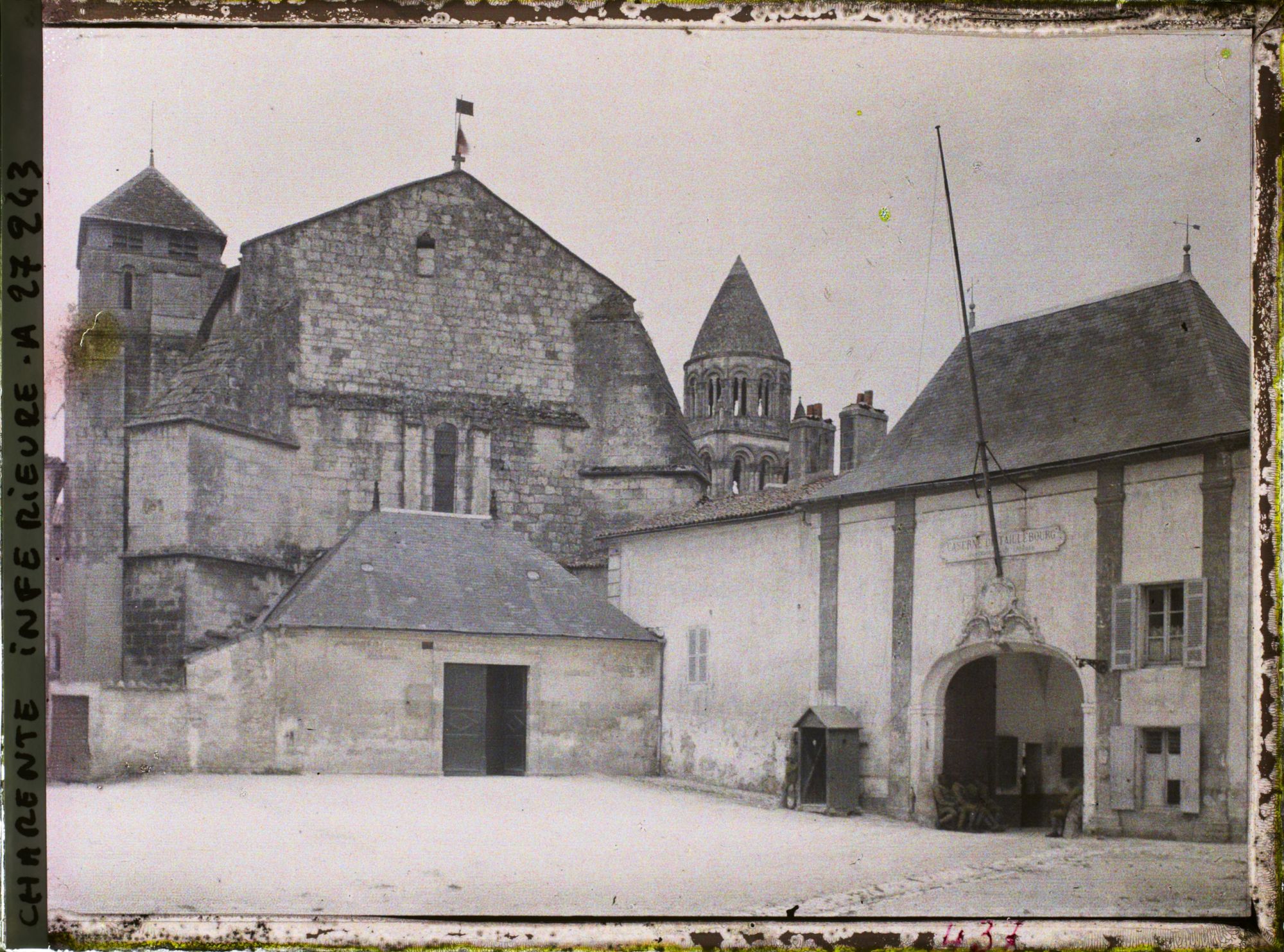 Image représentant L'entrée de l'Abbaye aux Dames, autrefois Caserne de Taillebourg, place Saint-Pallais