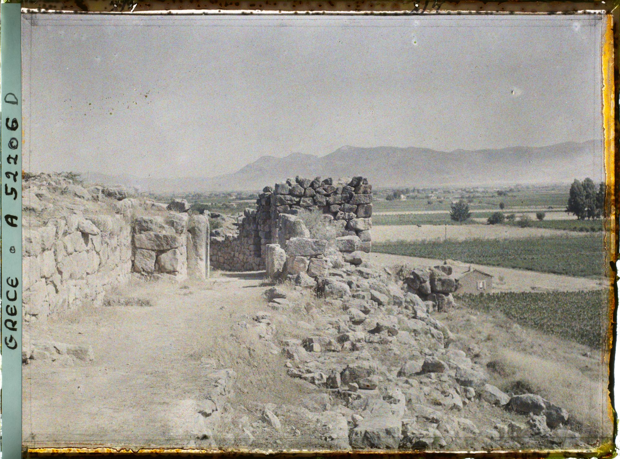 Image représentant Une porte de la citadelle (vue de l'intérieur), entre les enceintes extérieures et intérieures