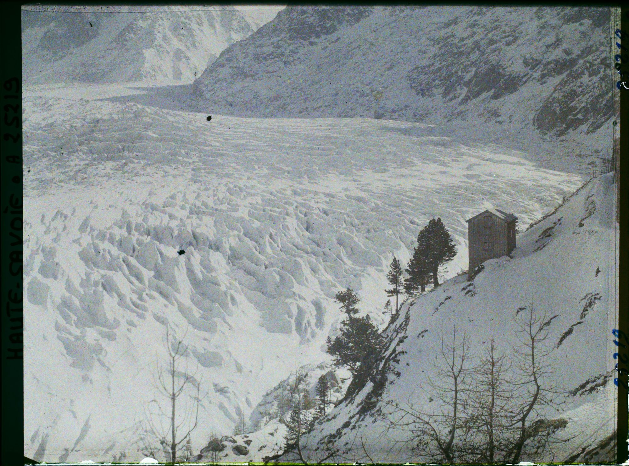 Image représentant France Les Alpes, La mer de Glace, Aspect des Crevasses de la mer de glace au Montanvers 1908m