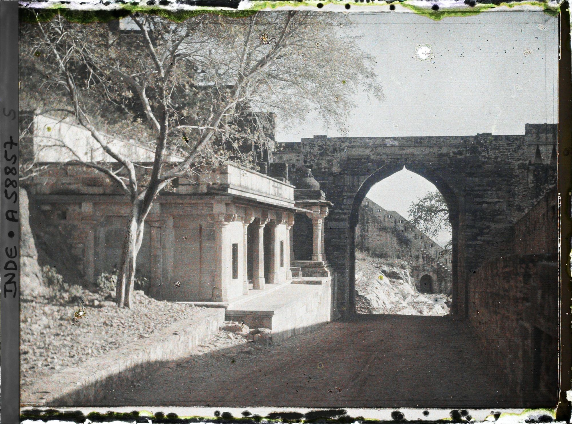 Image représentant La Bhairon Pol et les chatris dédiés à Kalla et Jaimal