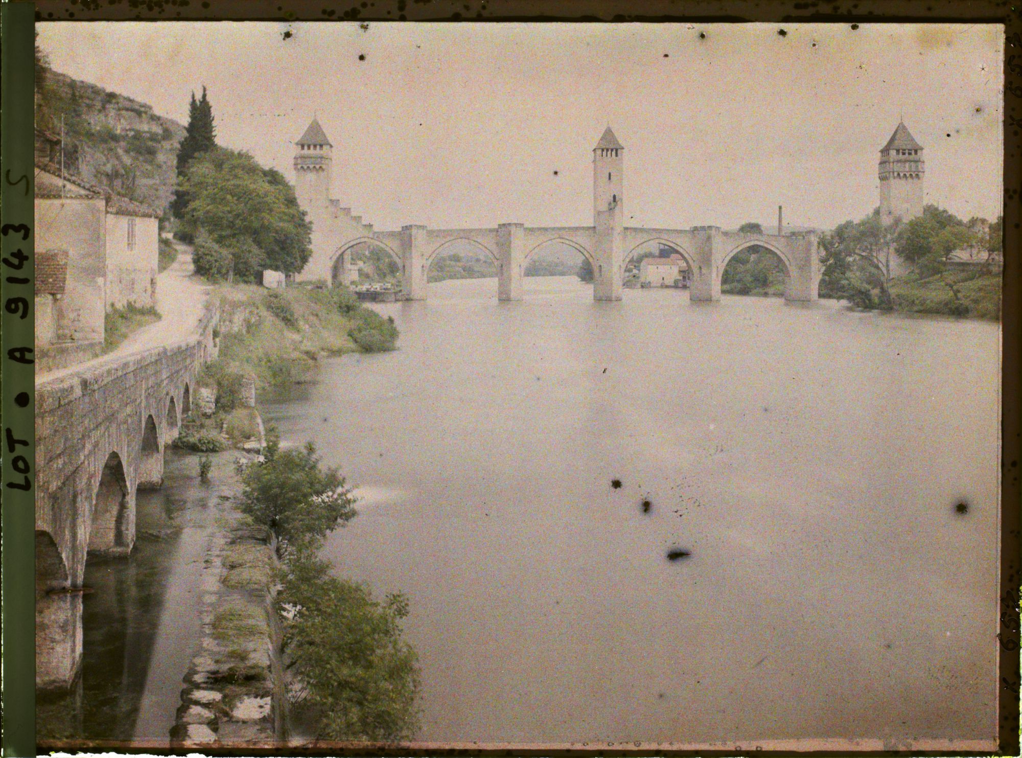 Image représentant France, Cahors, Ensemble du pont Valentré vu de la rive gauche (amont)