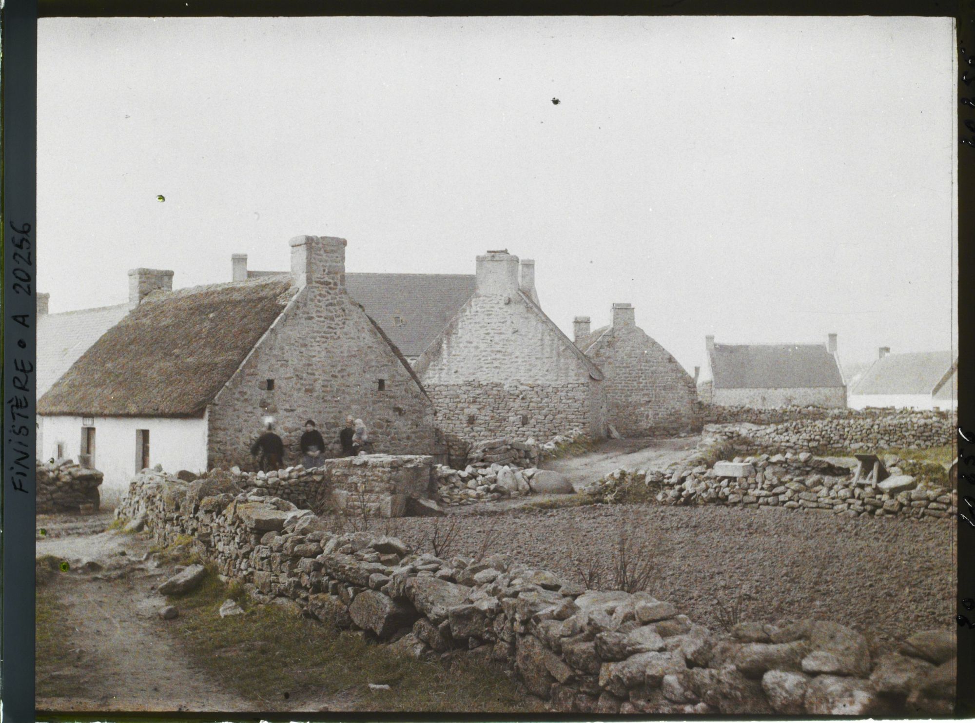 Image représentant Quelques maisons du village et des habitants