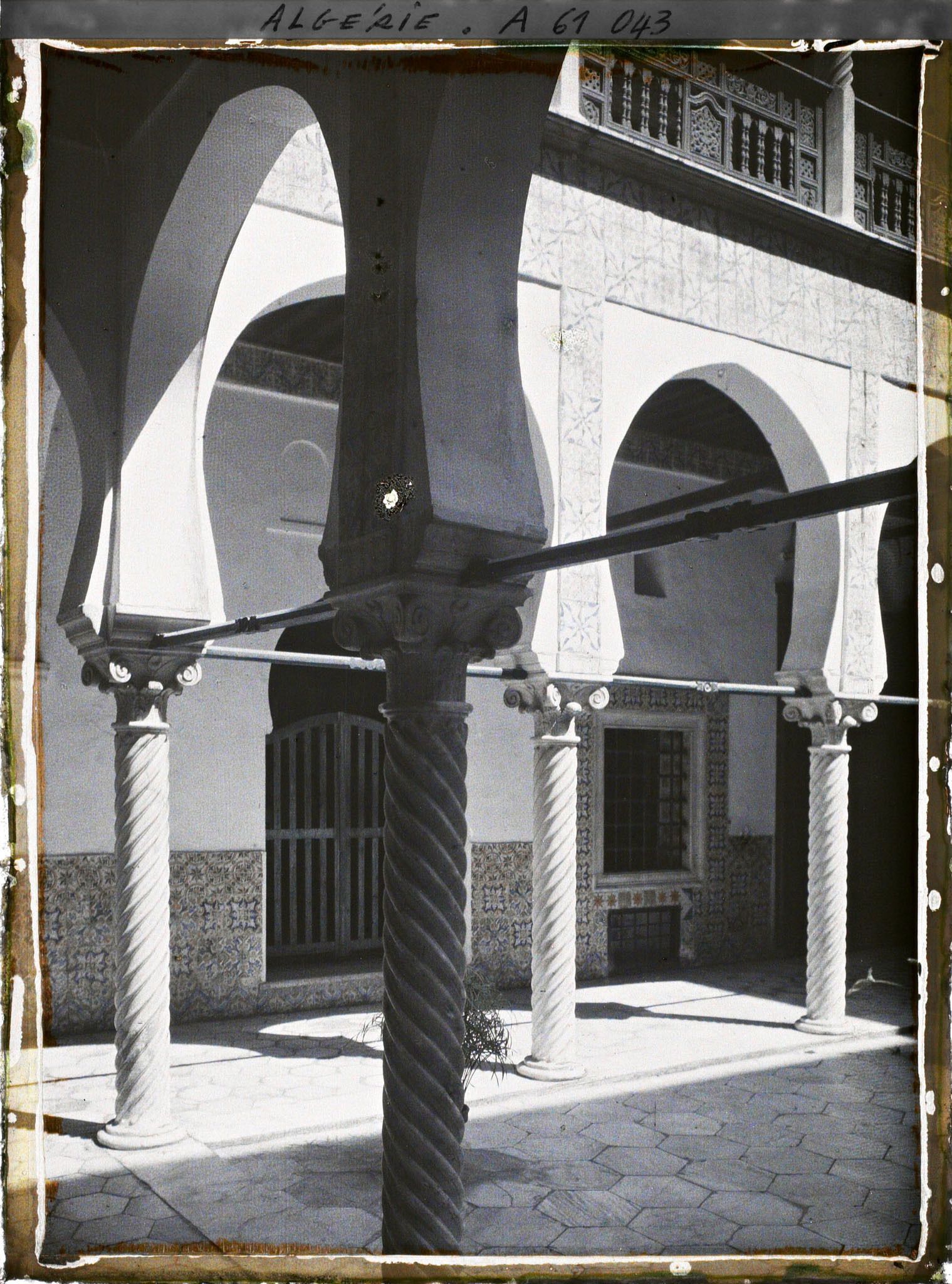 Image représentant La galerie du rez-de-chaussée du patio de la Bibliothèque nationale (Dar Mustapha Pacha)