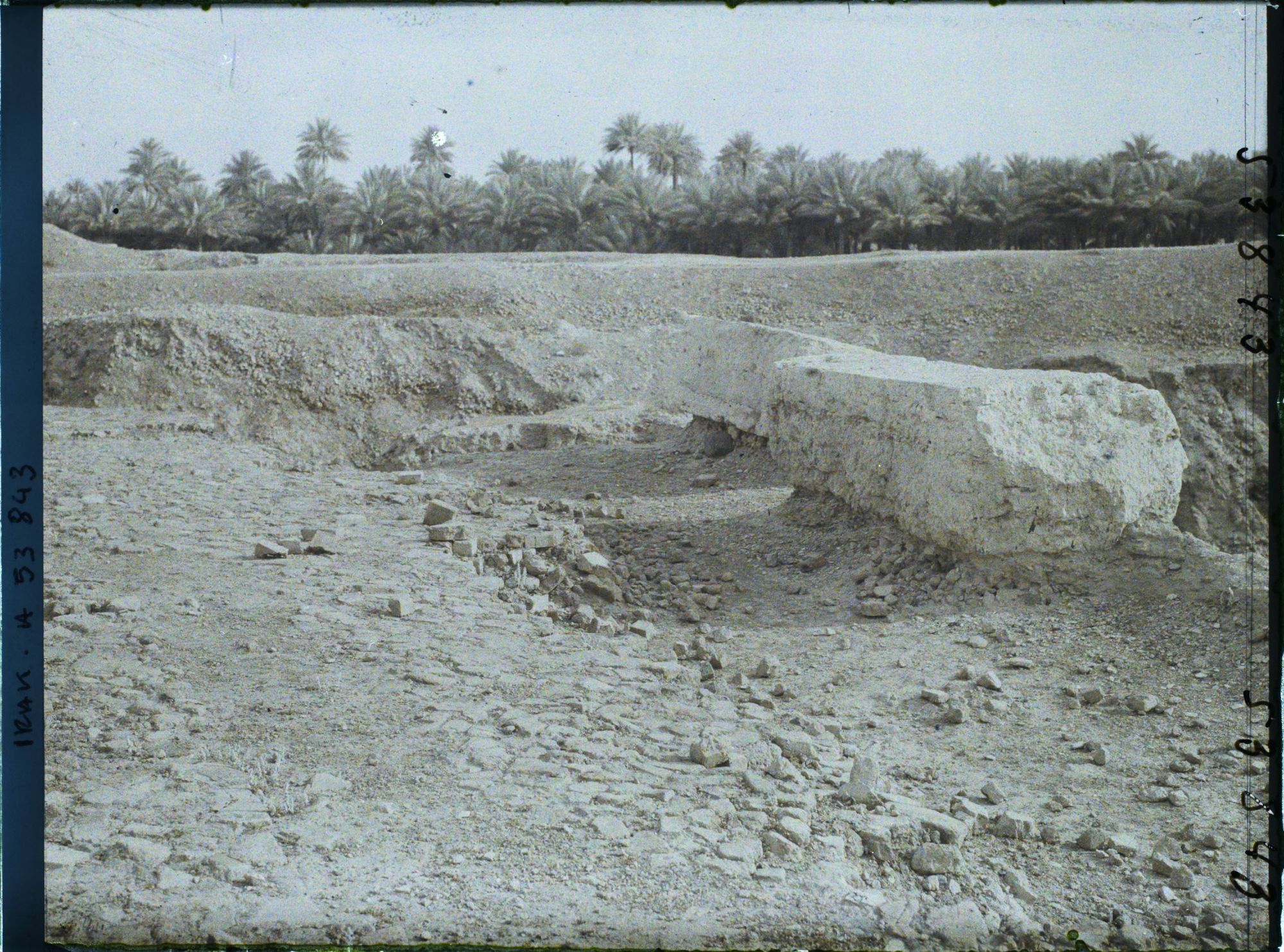 Image représentant Pierres calcaires bordant la voie processionnelle ou voie sacrée, ouverte par la porte d'Ishtar (VIe siècle avant J.-C.)