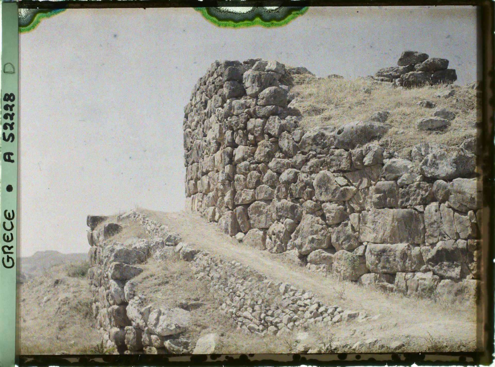 Image représentant Chemin bordant, en montant, le mur d'enceinte de la citadelle (rampe d'accès de l'entrée principale ?)