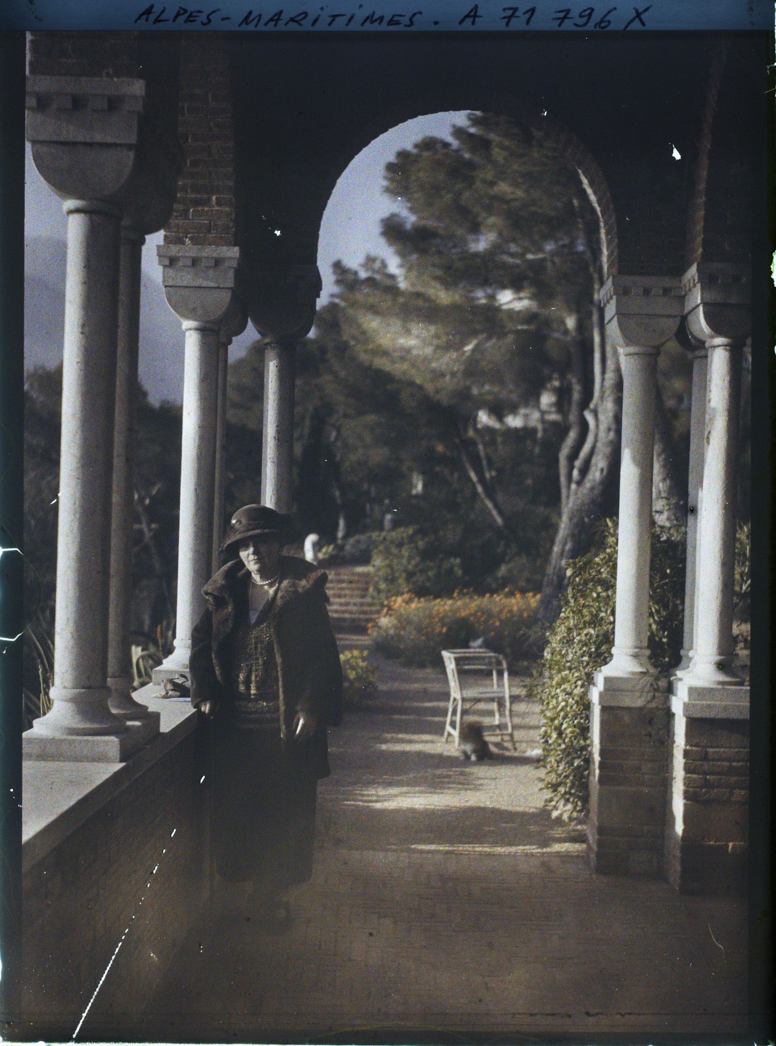 Image représentant Madame Cyprienne Douine, dans la galerie byzantine du jardin de sa villa Cypris