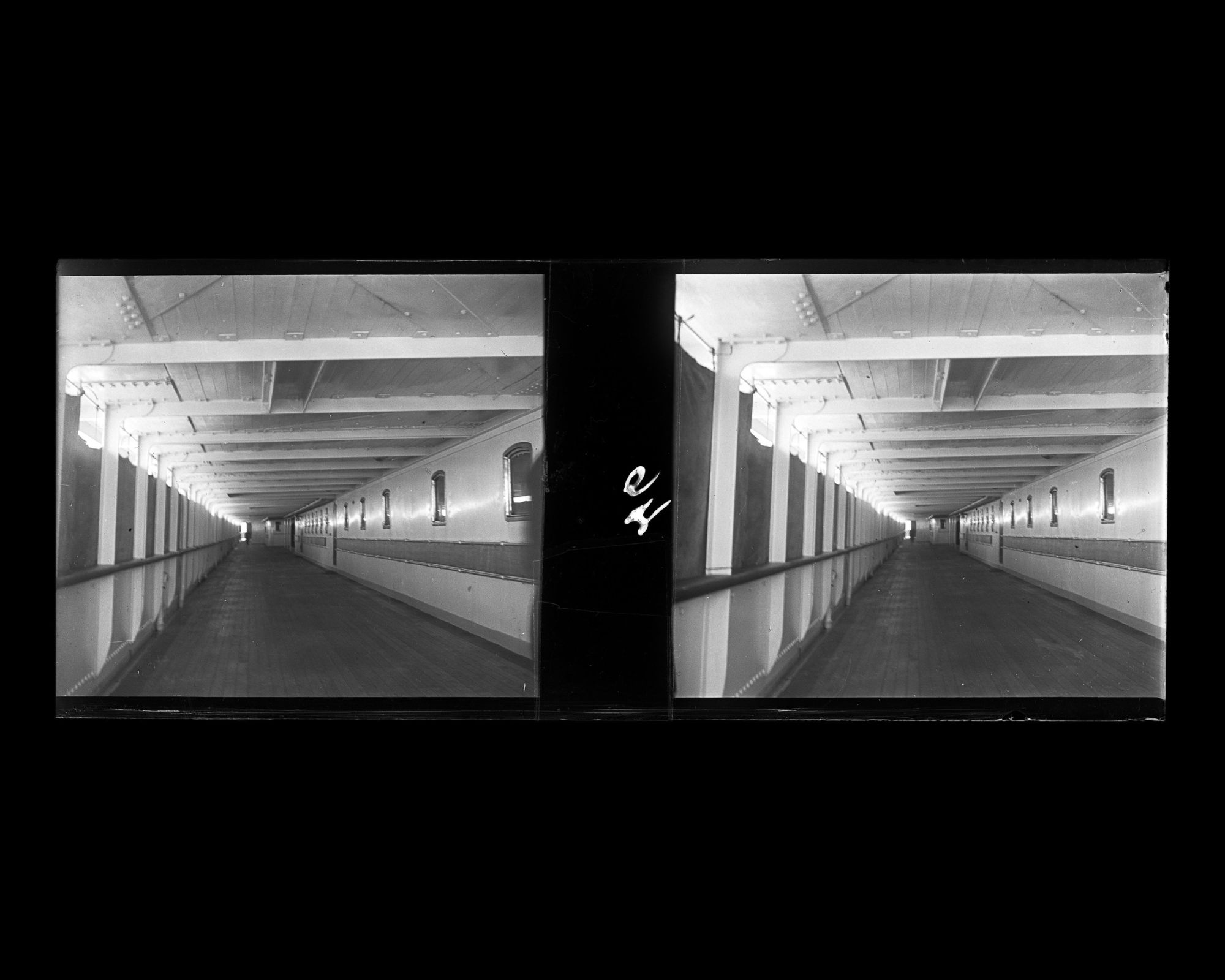 Image représentant Vue de la coursive du pont des 1eres classes, protégée en vue de la tempête.