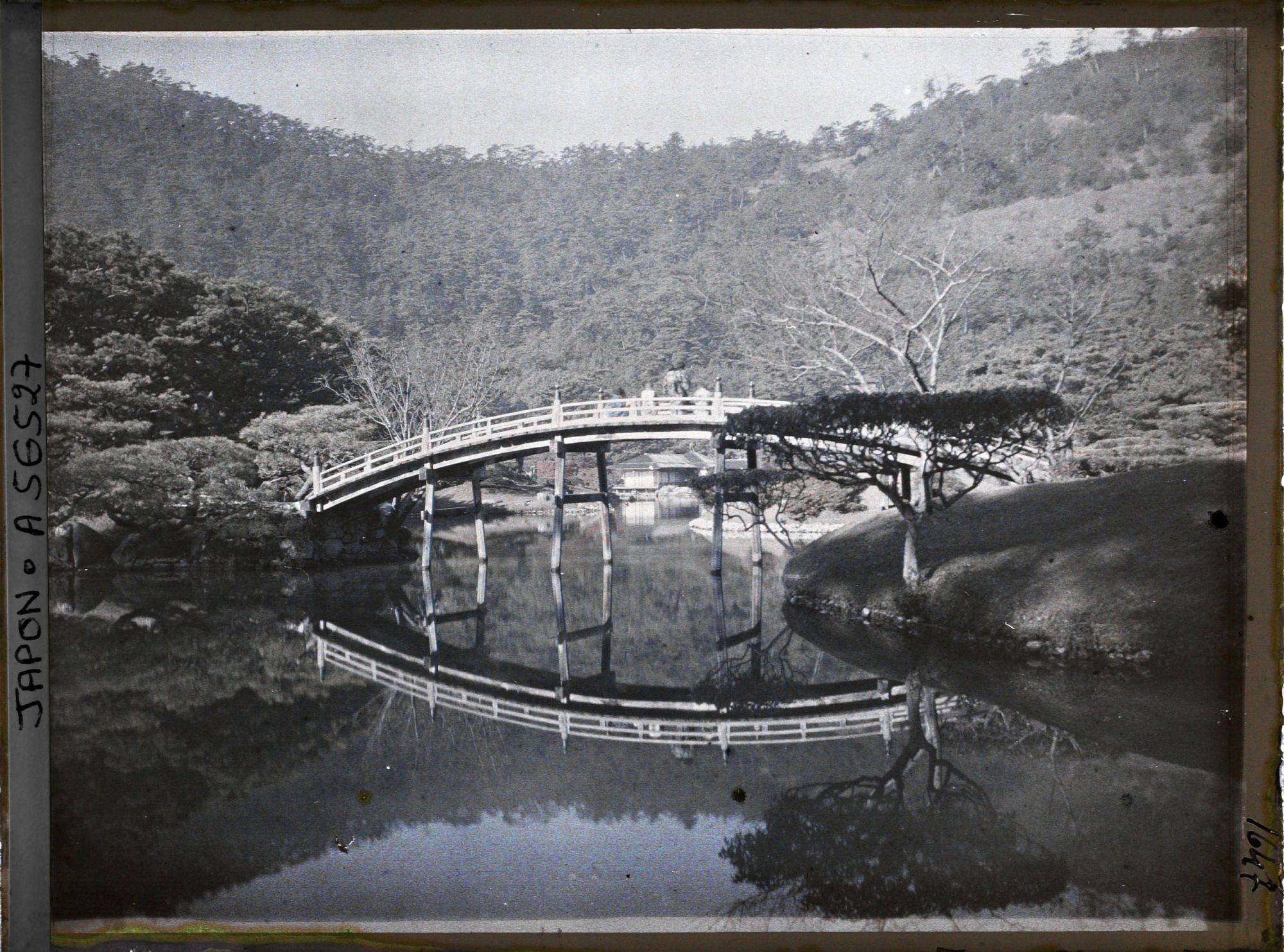 Image représentant Parc Ritsurin-koen (ou Kuribayashi-koen) : la lac du sud (Nanko) et le pont Engetsukyô