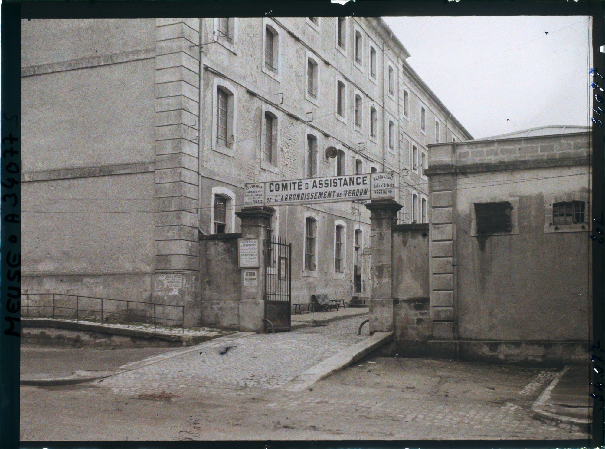 Image représentant France, Verdun, L'entrée de la Caserne où se tient le Comité d'Assistance