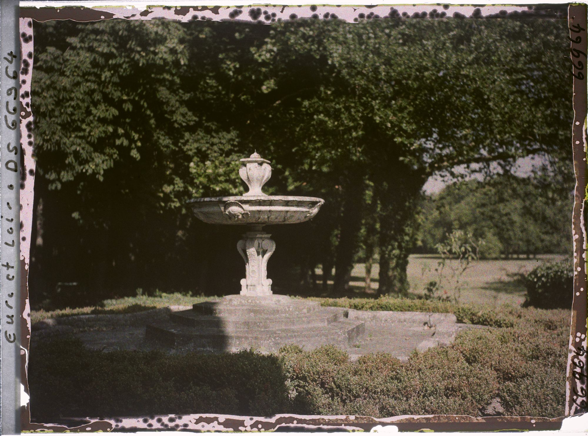 Image représentant Une vasque de marbre dans le parc du château