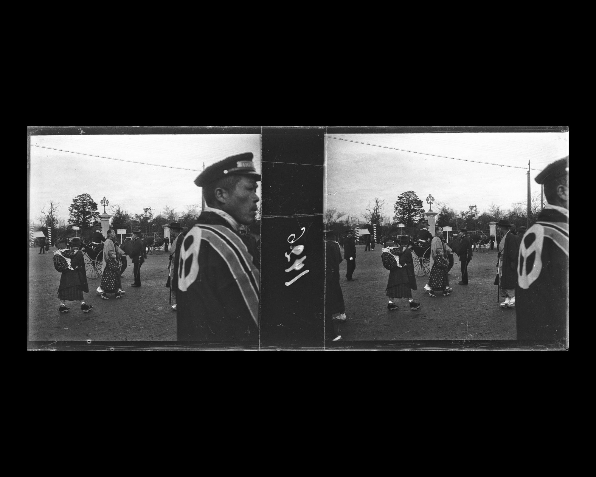 Image représentant Près du parc Hibiya, préparatifs pour la revue des pompiers