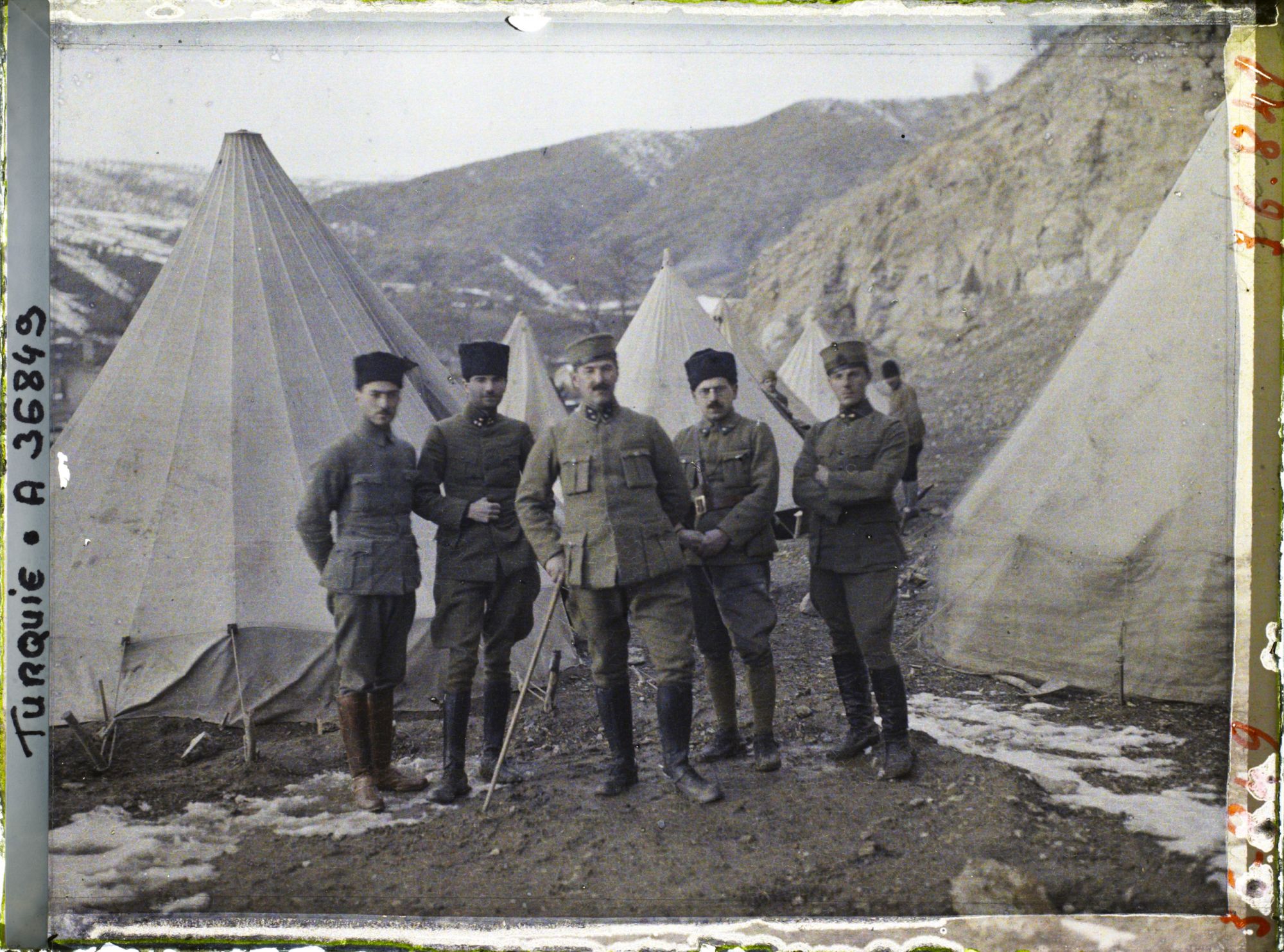 Image représentant Cinq militaires turcs dont le Colonel Zia (au centre ?), devant un campement