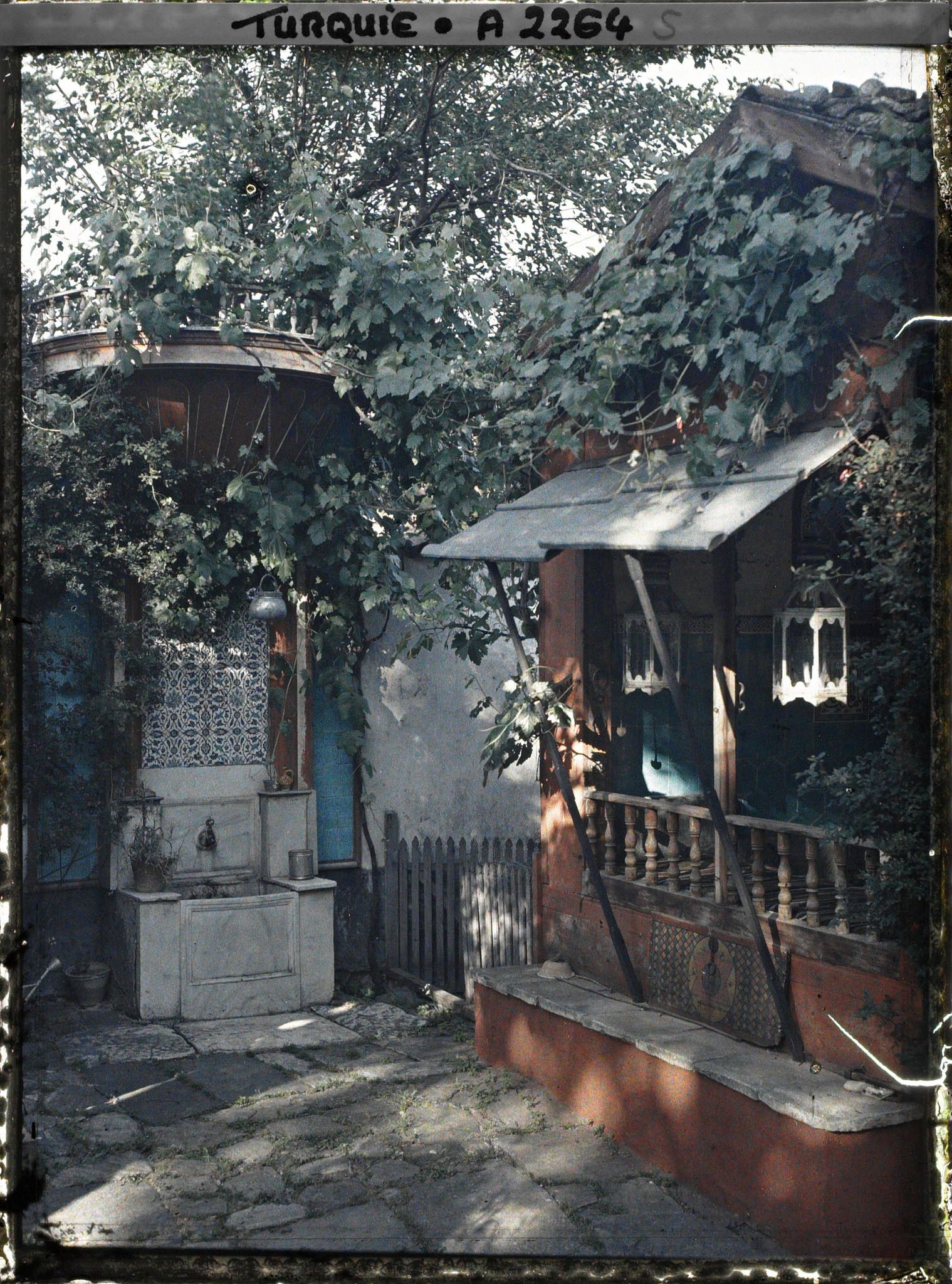 Image représentant Cour dans la propriété du consul de France, Grégoire Bay