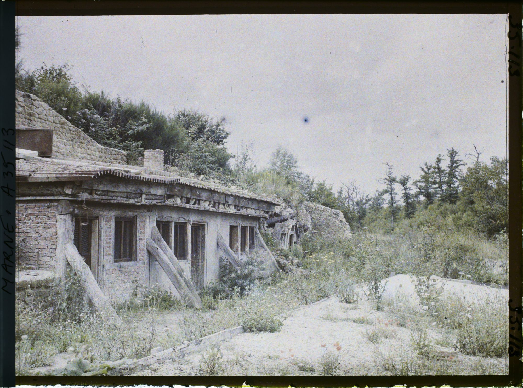 Image représentant France, Binarville (Meuse), Ancien poste de commandement allemand Etage supérieur situé dans le ravin de la Vallée Moreau