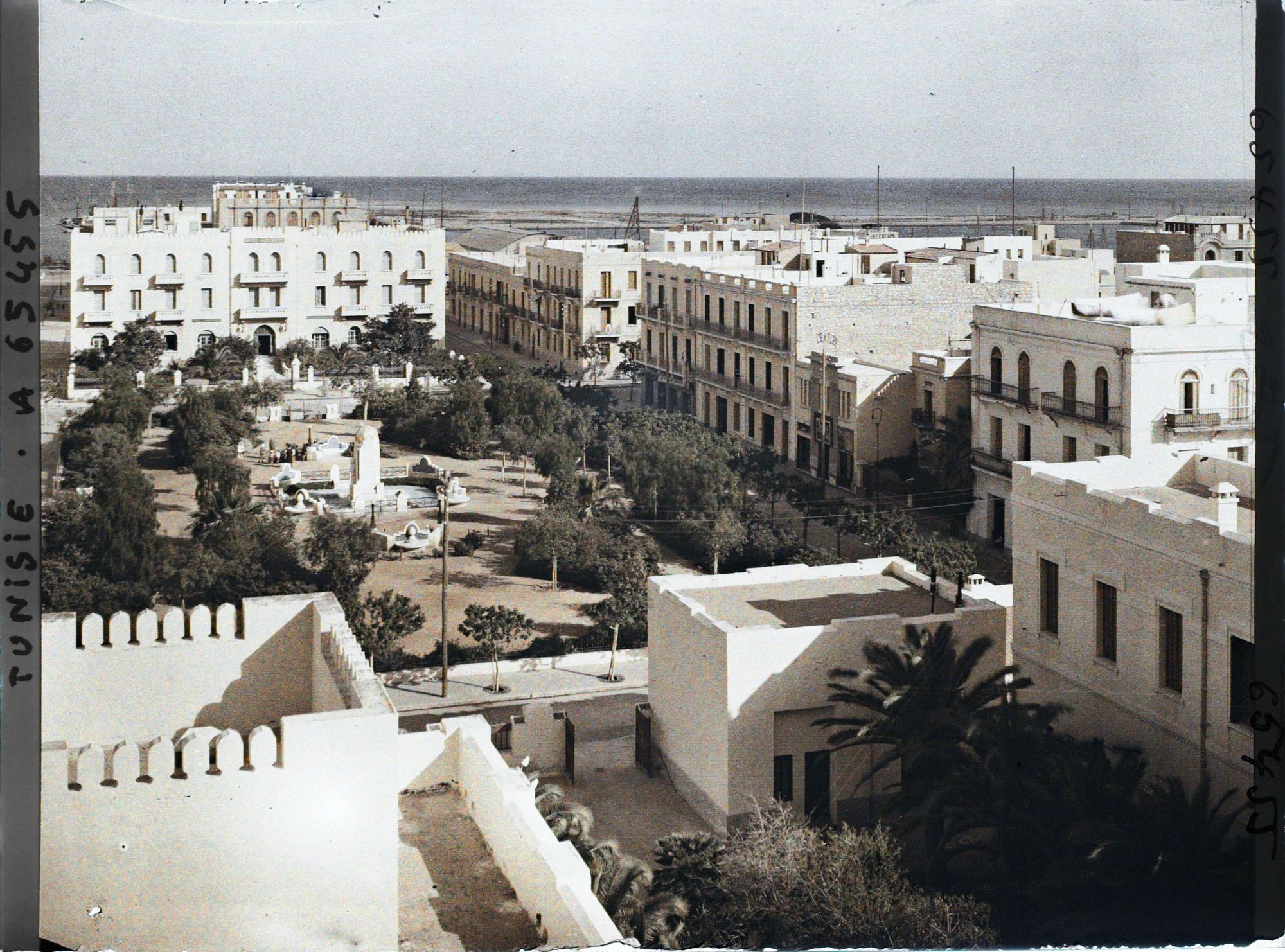 Image représentant La place Paul Bourde vue depuis la terrasse de l'Hôtel de ville