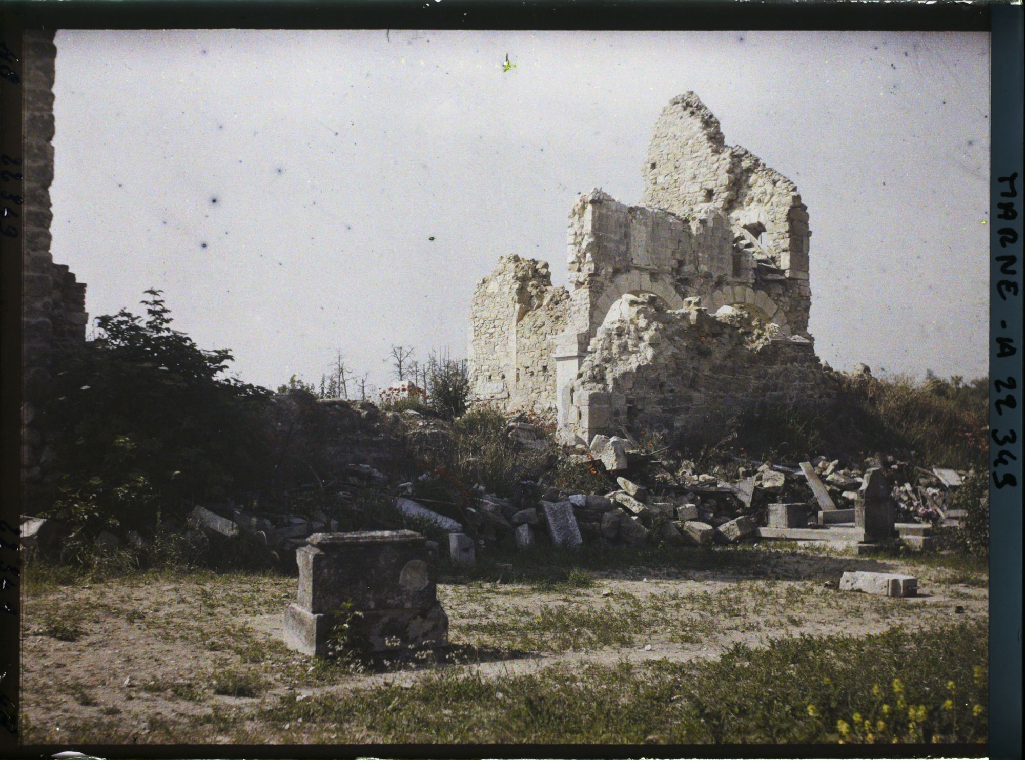 Image représentant France, Village de Brimont, Un coin de l'Eglise vers l'Entrée