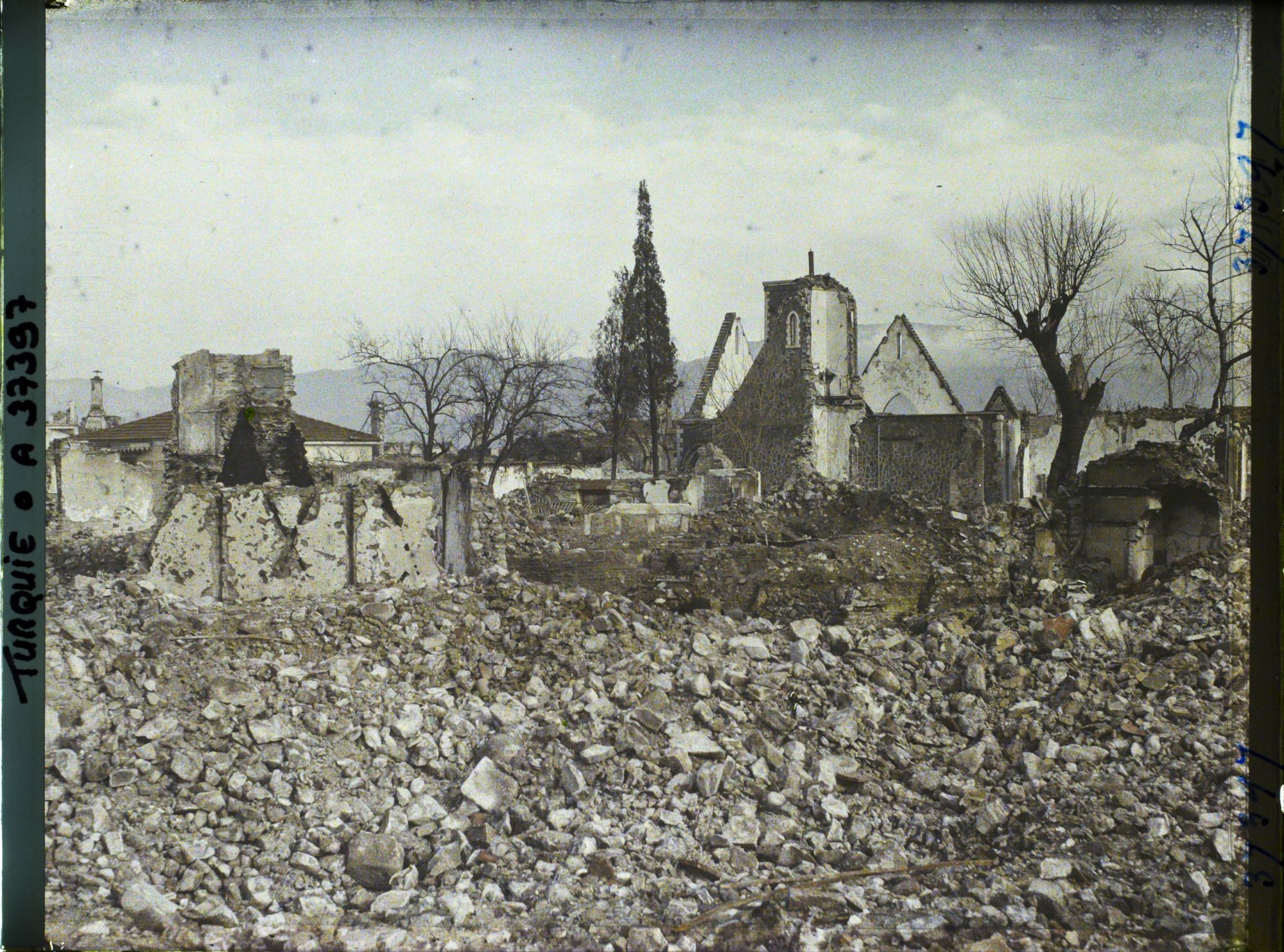 Image représentant Turquie, Smyrne, Incendie de Smyrne en Septe 1922, Quartier Tchayirli-Bagtché (même quartier) Eglise Grecque de St Dimitri Ruines vers l'Eglise Evangque