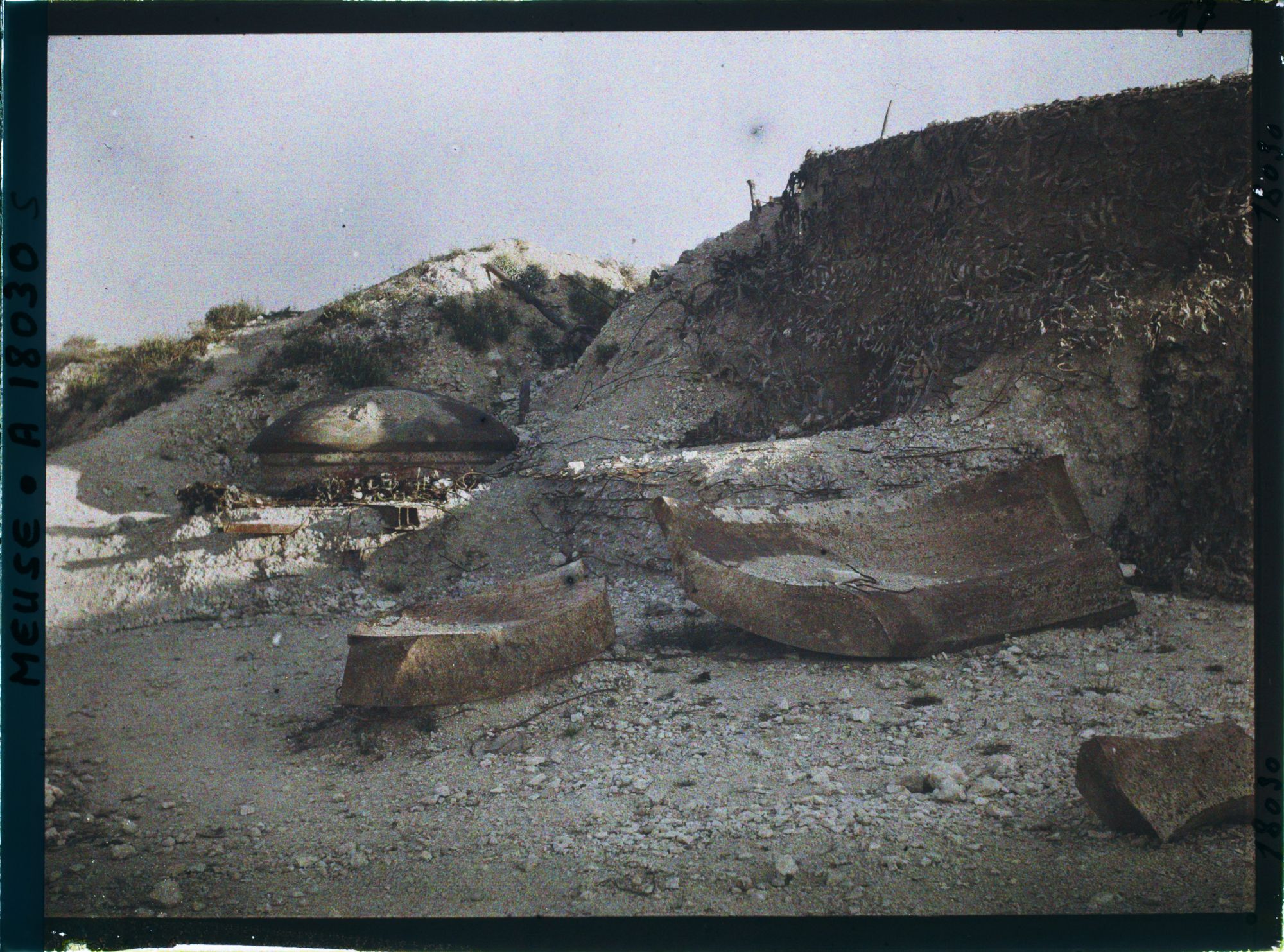 Image représentant France, Fort de Vaux, Deux Coupoles du fort de Vaux. Au 1er plan, une des Coupoles que le Commt Raynal fit sauter