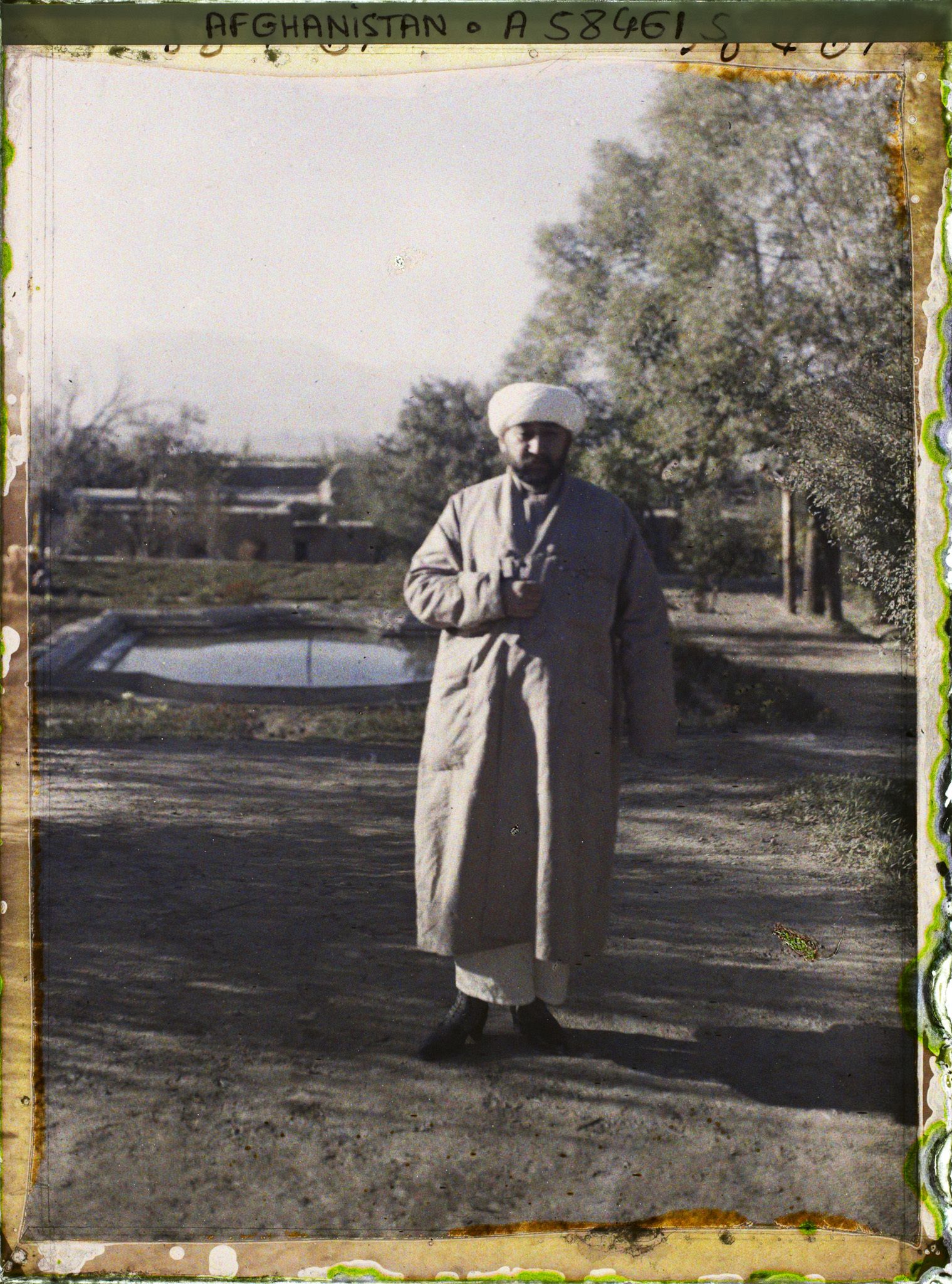 Image représentant Mir Alam Khan, émir de Boukhârâ en exil dans sa résidence de Qala-Ye-Fatu