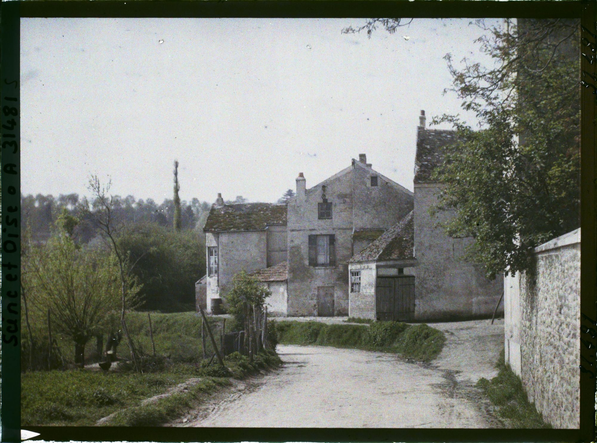 Image représentant France, Fontenay-Fleuri, Sortie est vers la route de St Cyr