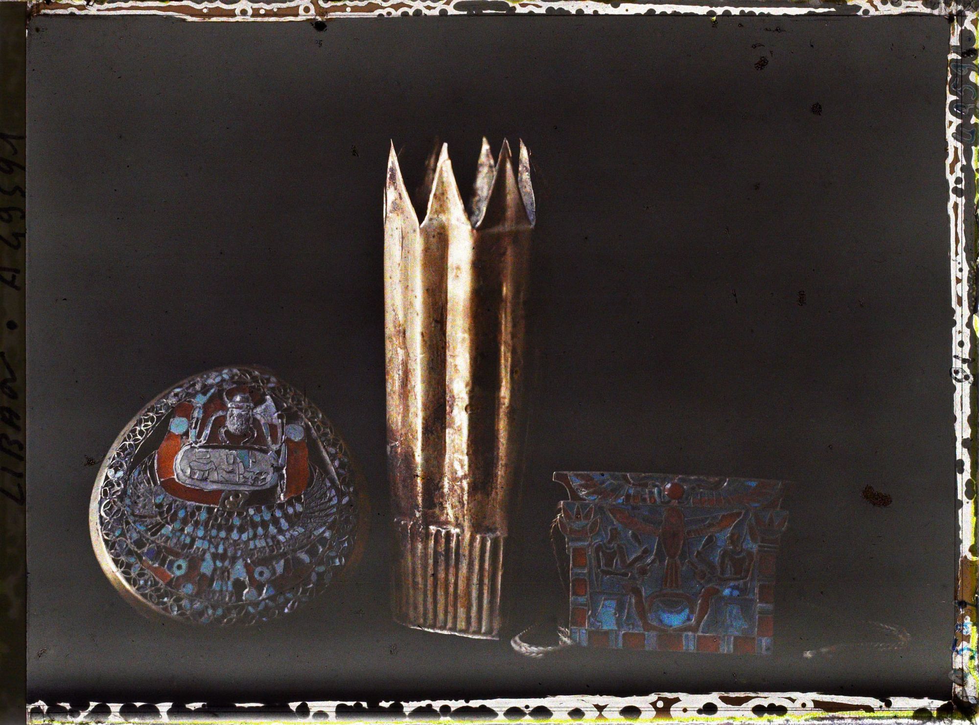 Image représentant Deux pectoraux en cloisonné et objet en or