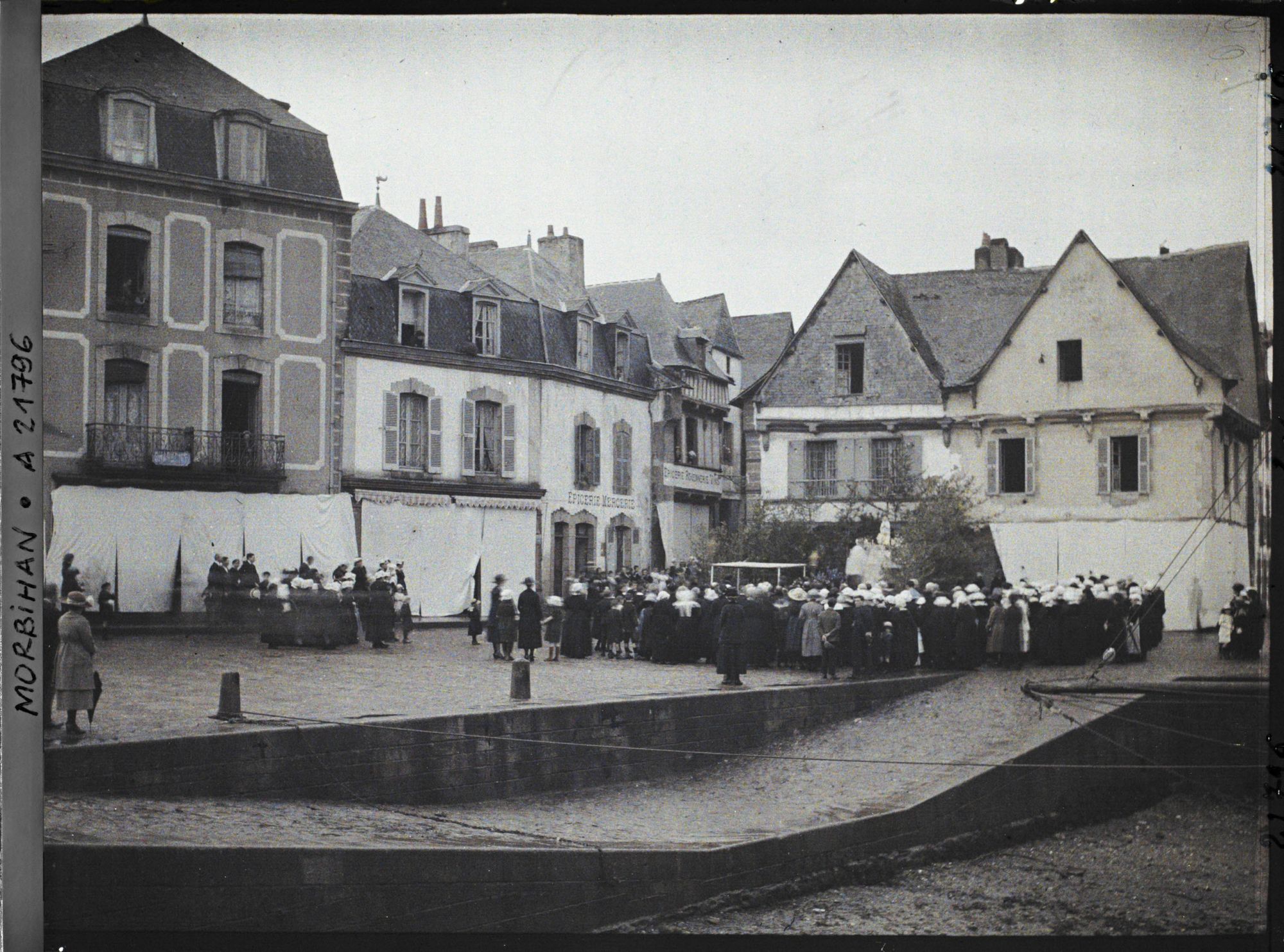 Image représentant La procession de la Fête-Dieu devant le reposoir du port de Saint-Goustan