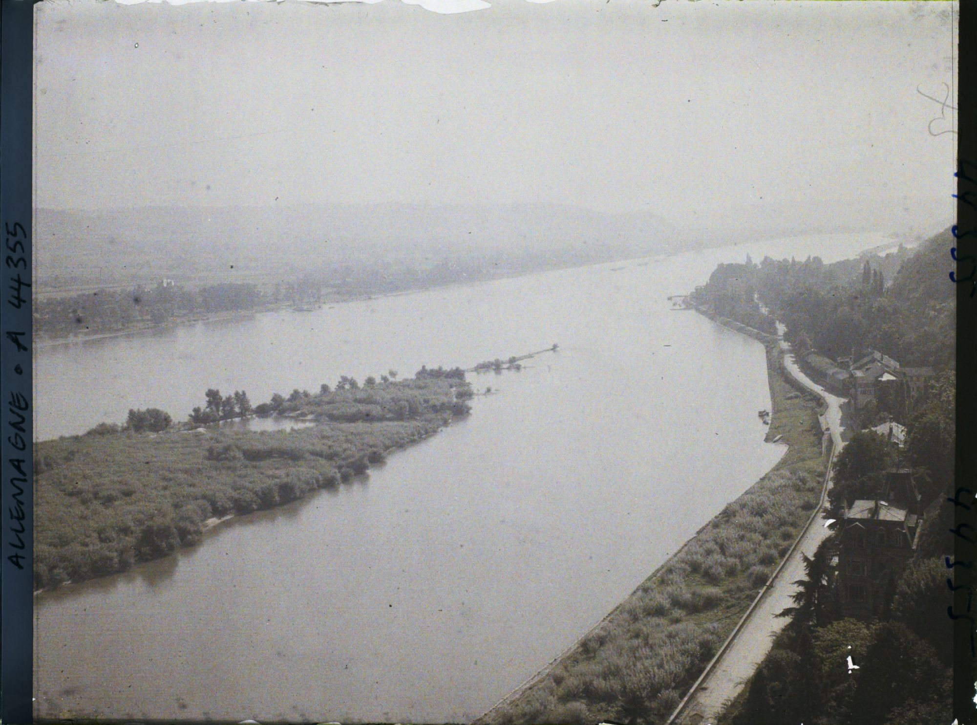Image représentant Allemagne, Rolanseck, Contre jour sur le Rhin vers Coblence