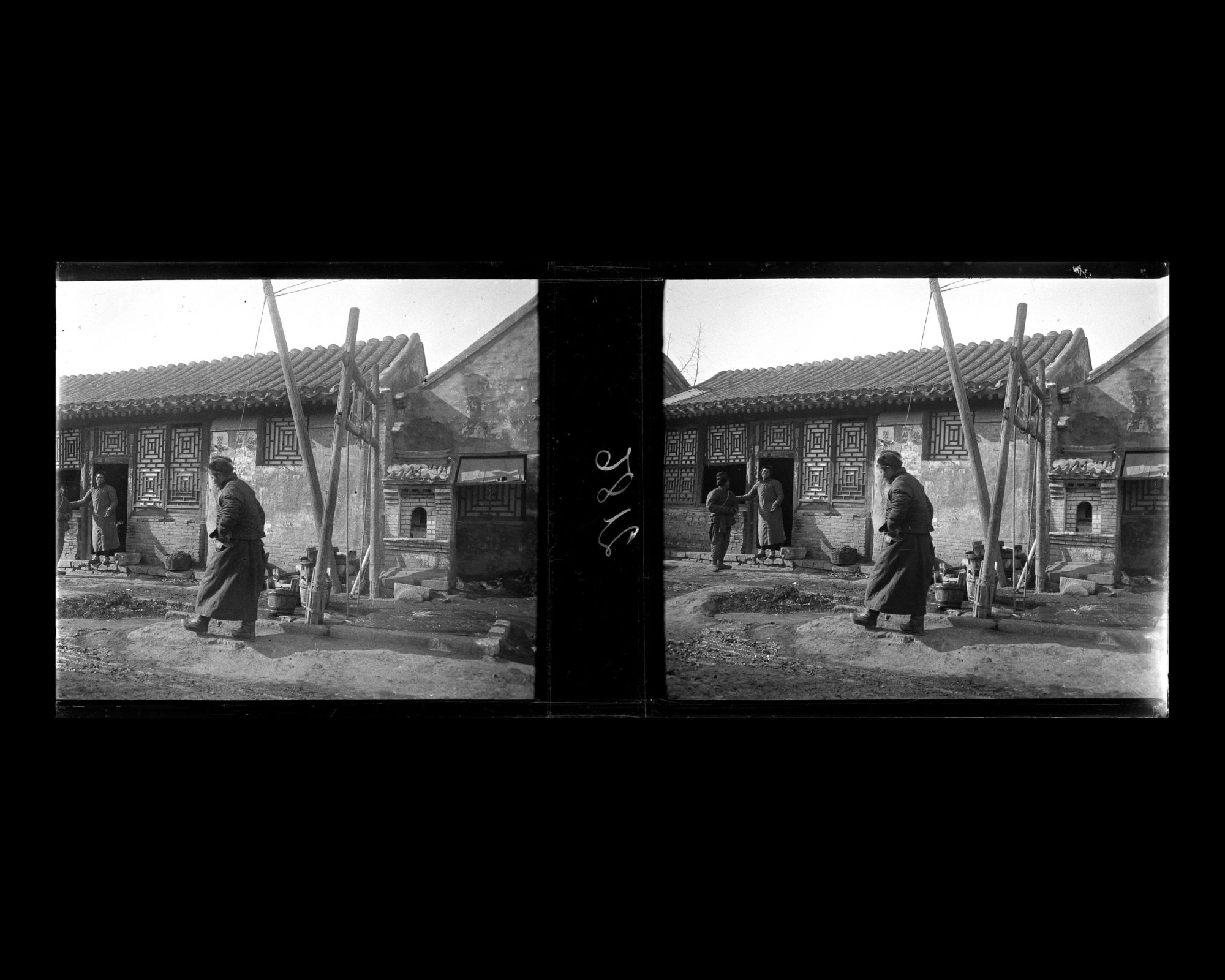 Image représentant Dingzijie ("rue en Forme de T"), appelée aussi Bamiancao (lieu-dit "l'Auge à Huit Faces"). Un homme près du puits qui a donné son nom à Wangfujing dajie ("avenue du Puits des Résidences Princières")