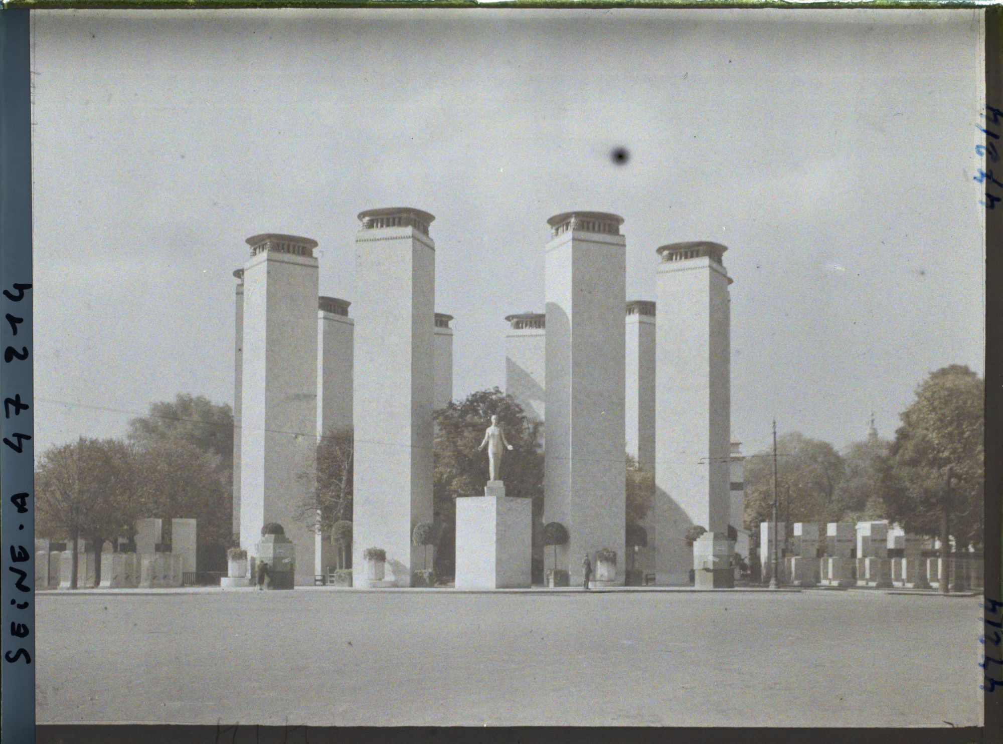 Image représentant L'Exposition des arts décoratifs, Entrée place de la Concorde