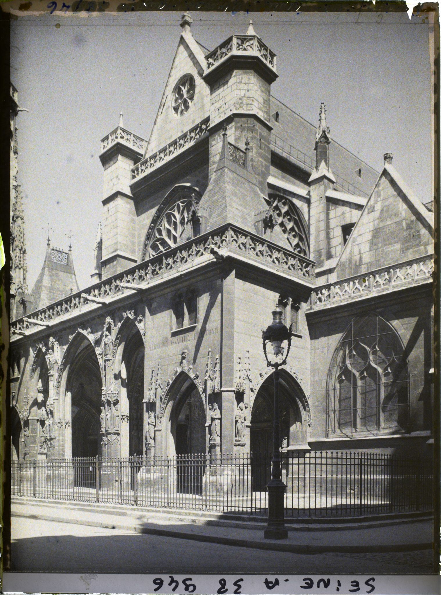 Image représentant Le porche d'entrée de l'église Saint-Germain-l'Auxerrois