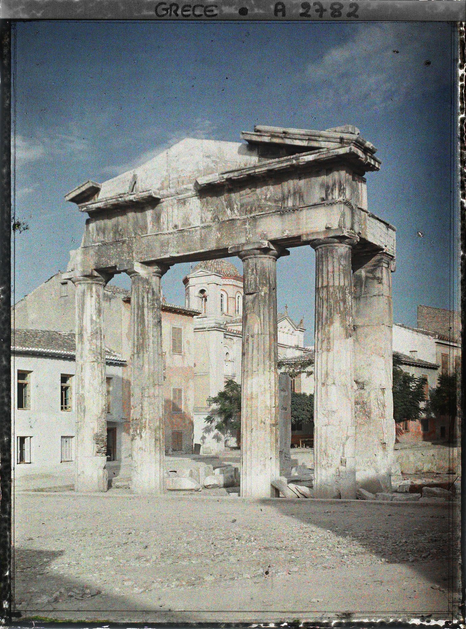 Image représentant La porte d'Athéna Arkhègètis, qui ferme à l'ouest l'Agora romaine